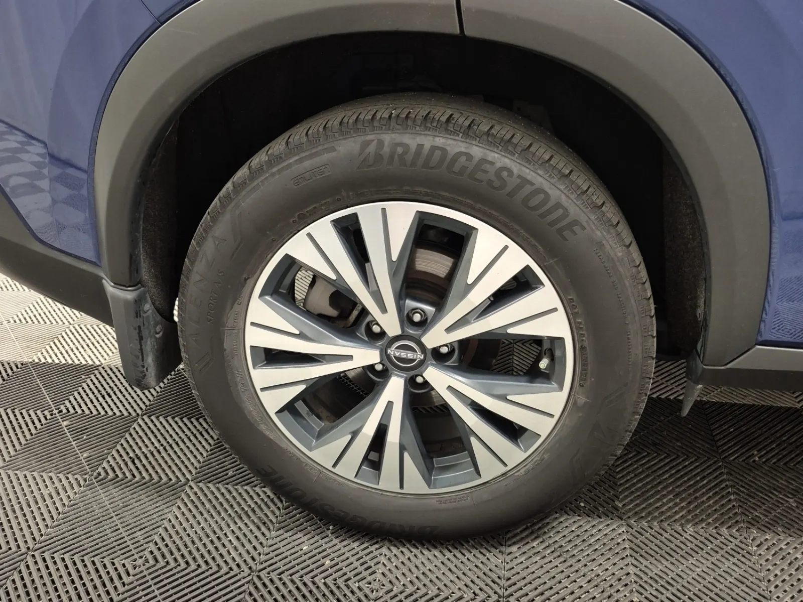 Right Rear Wheel/Tire Photo