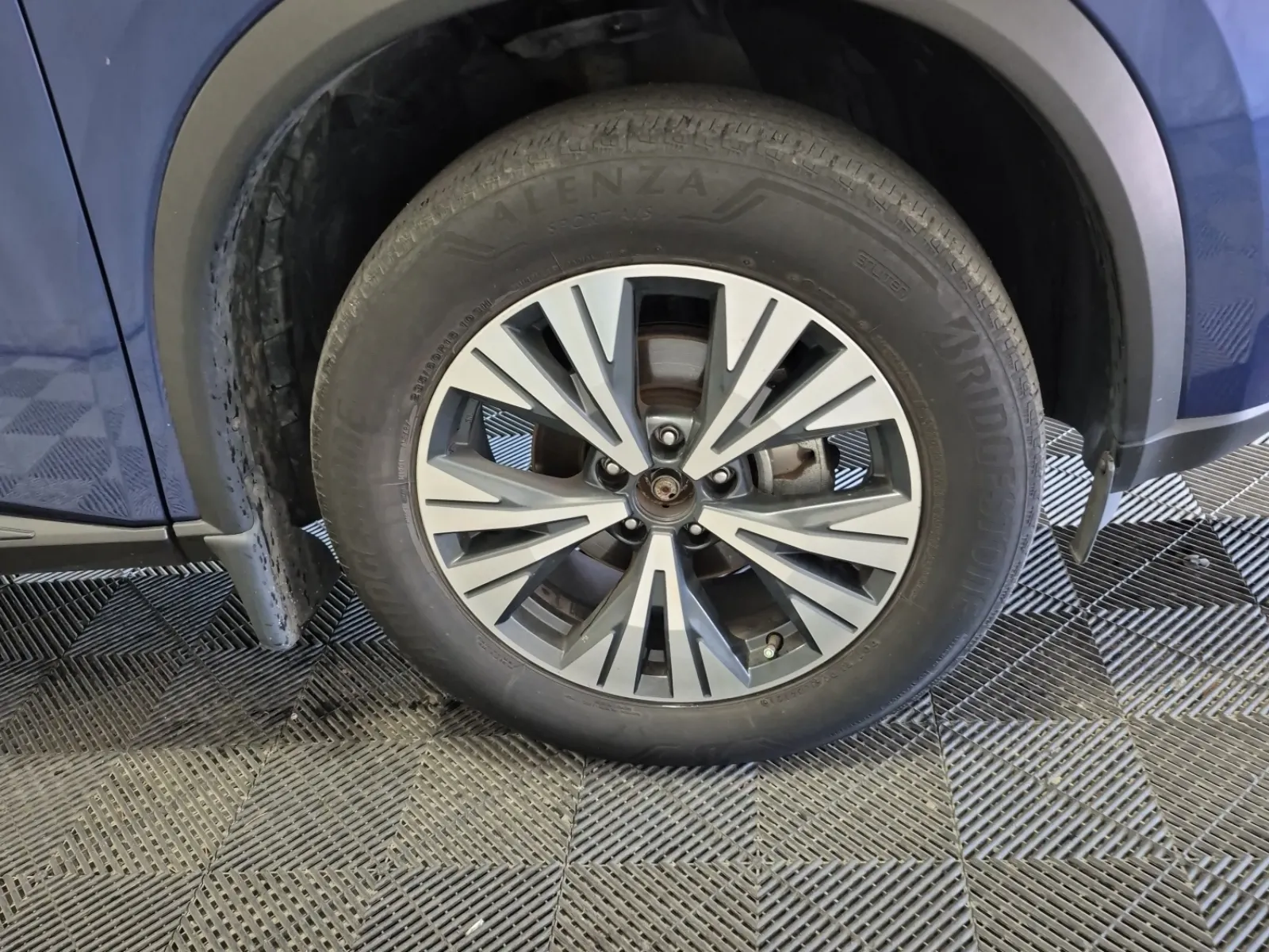 Right Front Wheel/Tire Photo