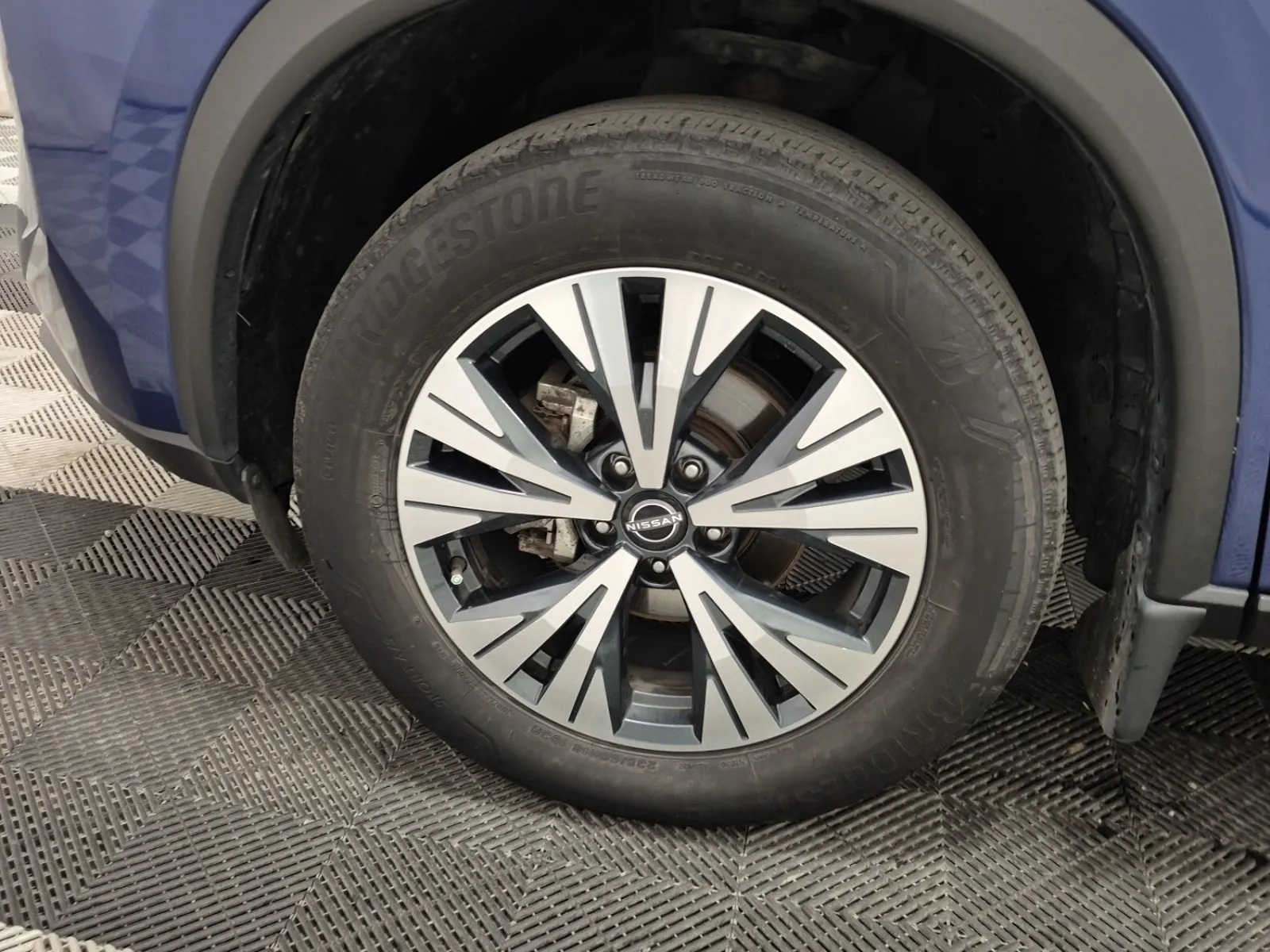 Front driver wheel/tire photo