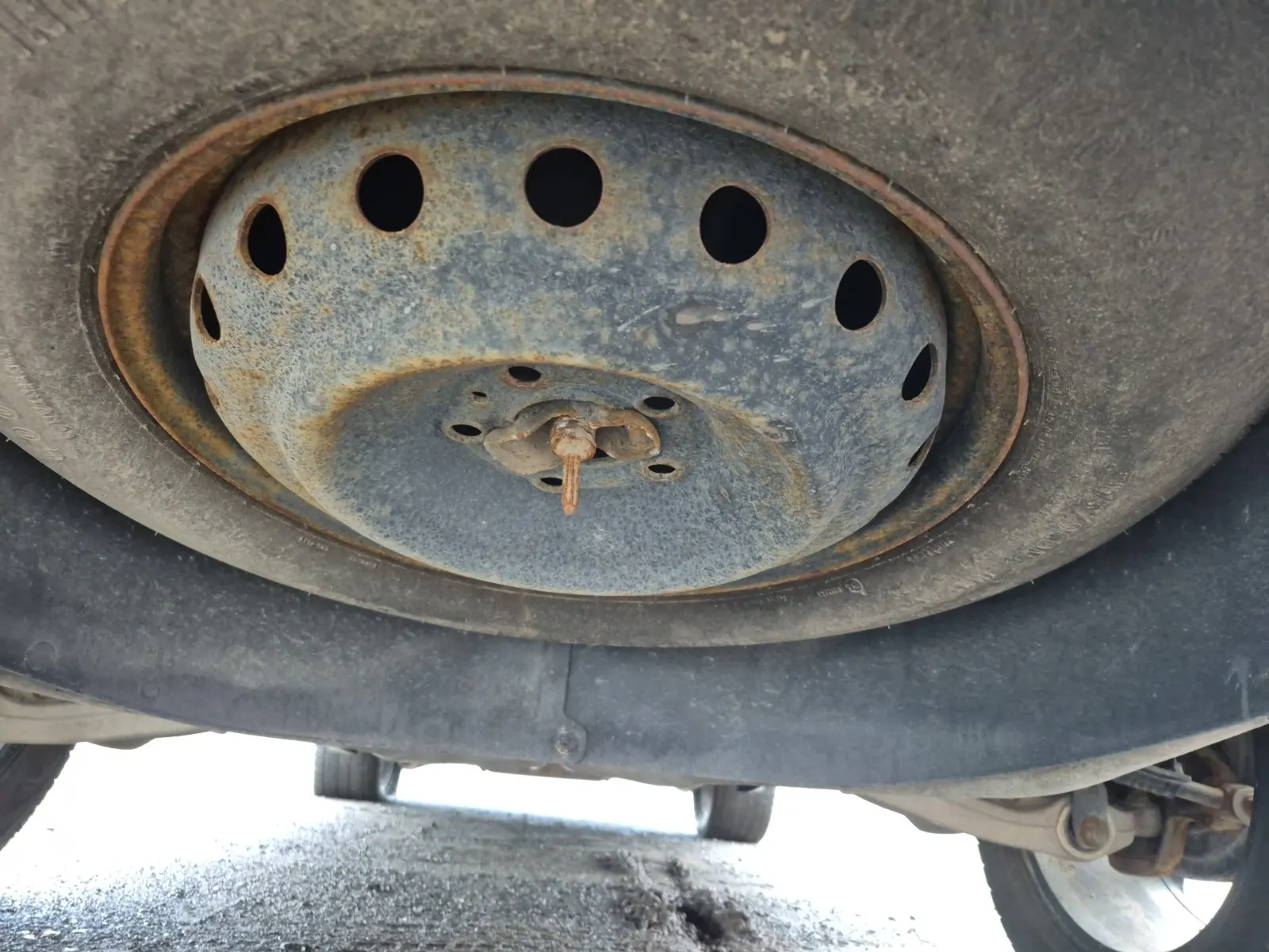 Spare Tire & Wheel Photo