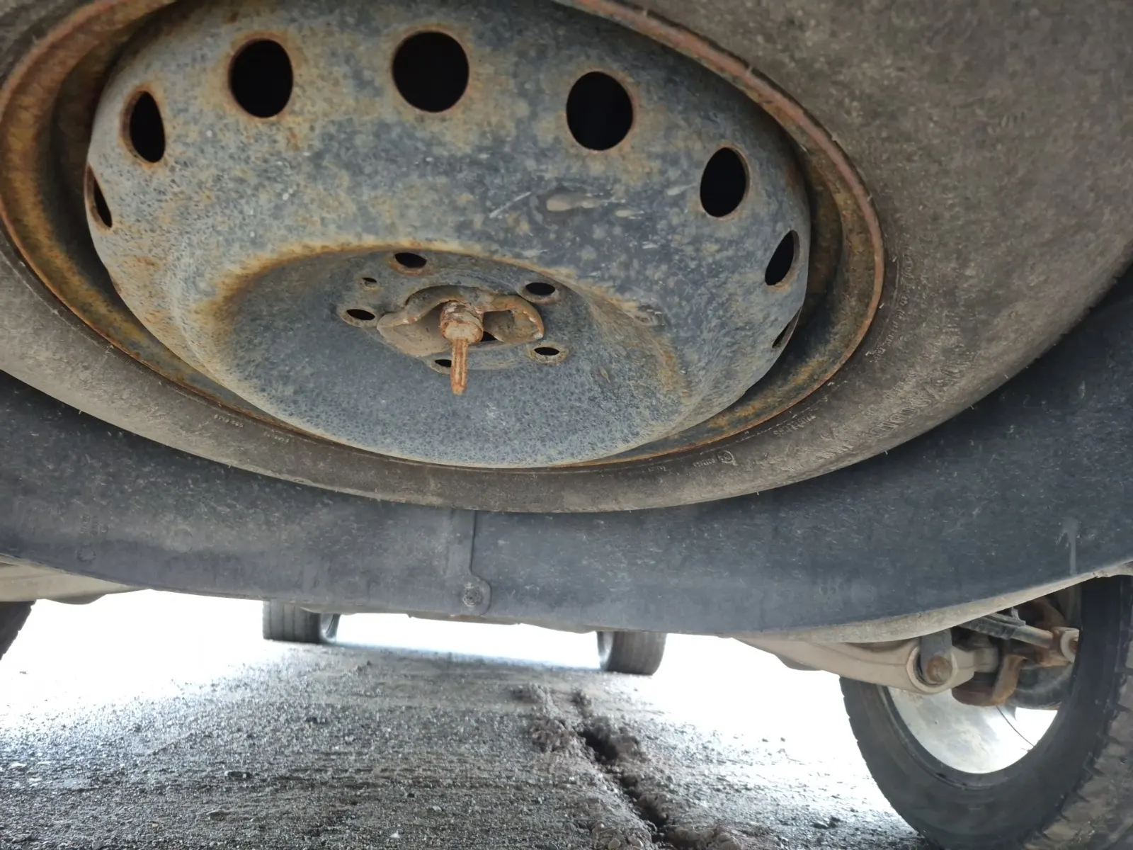Undercarriage - Rear Photo
