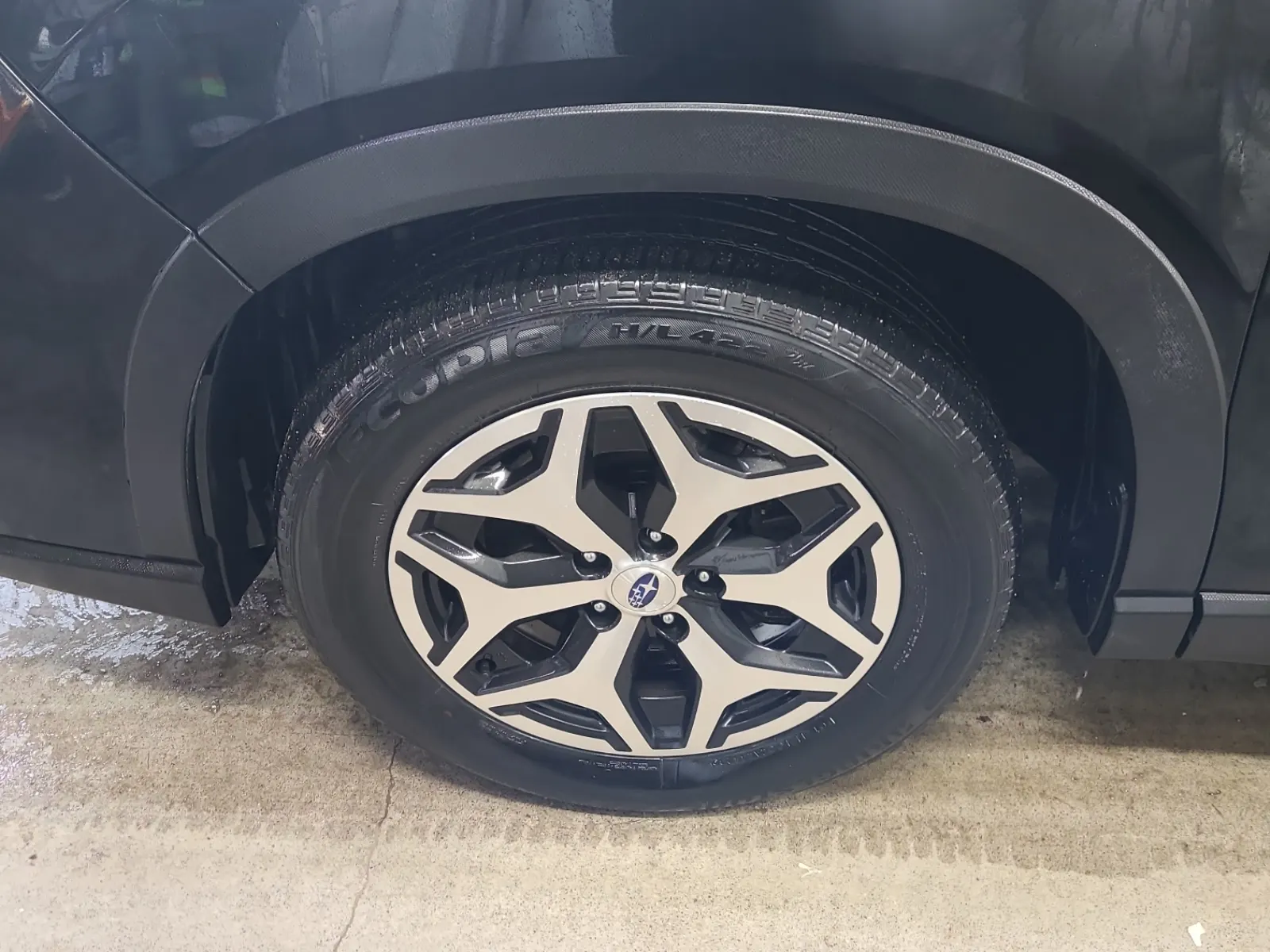 Front driver wheel/tire photo