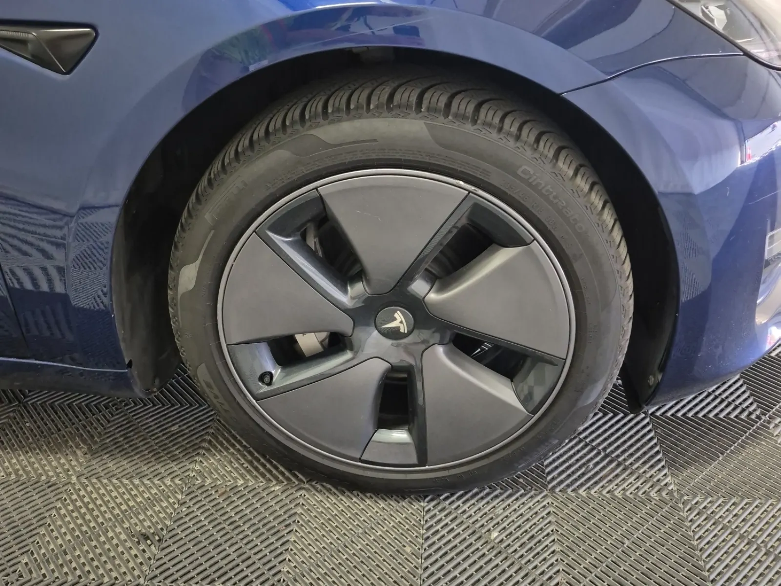 Right Front Wheel/Tire Photo