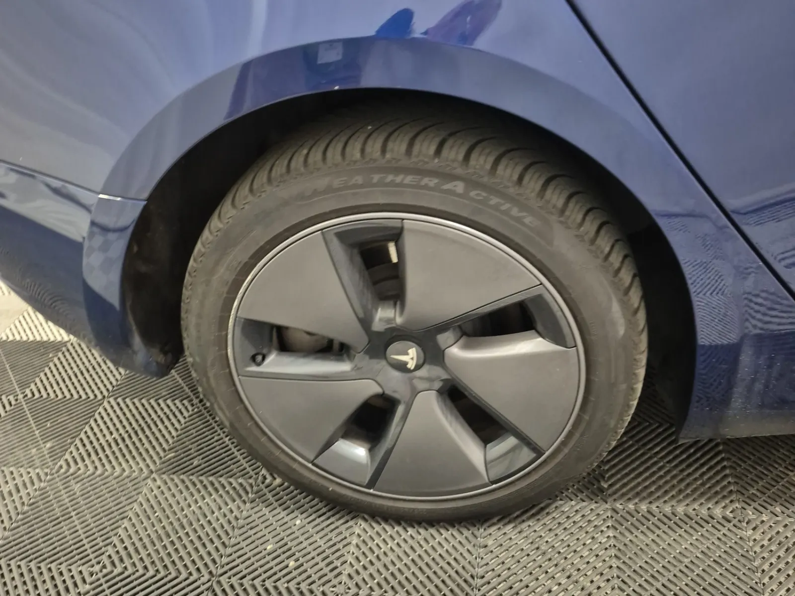 Right Rear Wheel/Tire Photo