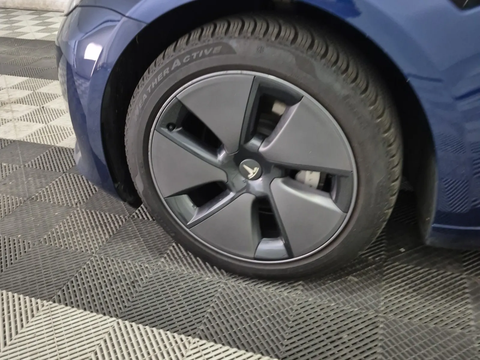 Front driver wheel/tire photo