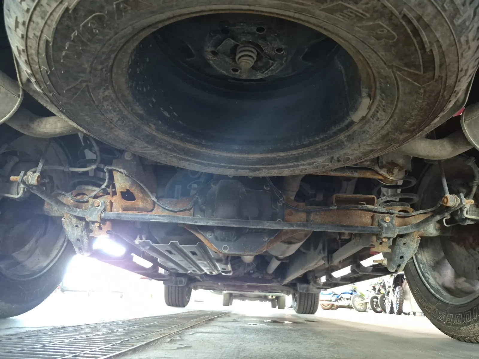Undercarriage - Rear Photo