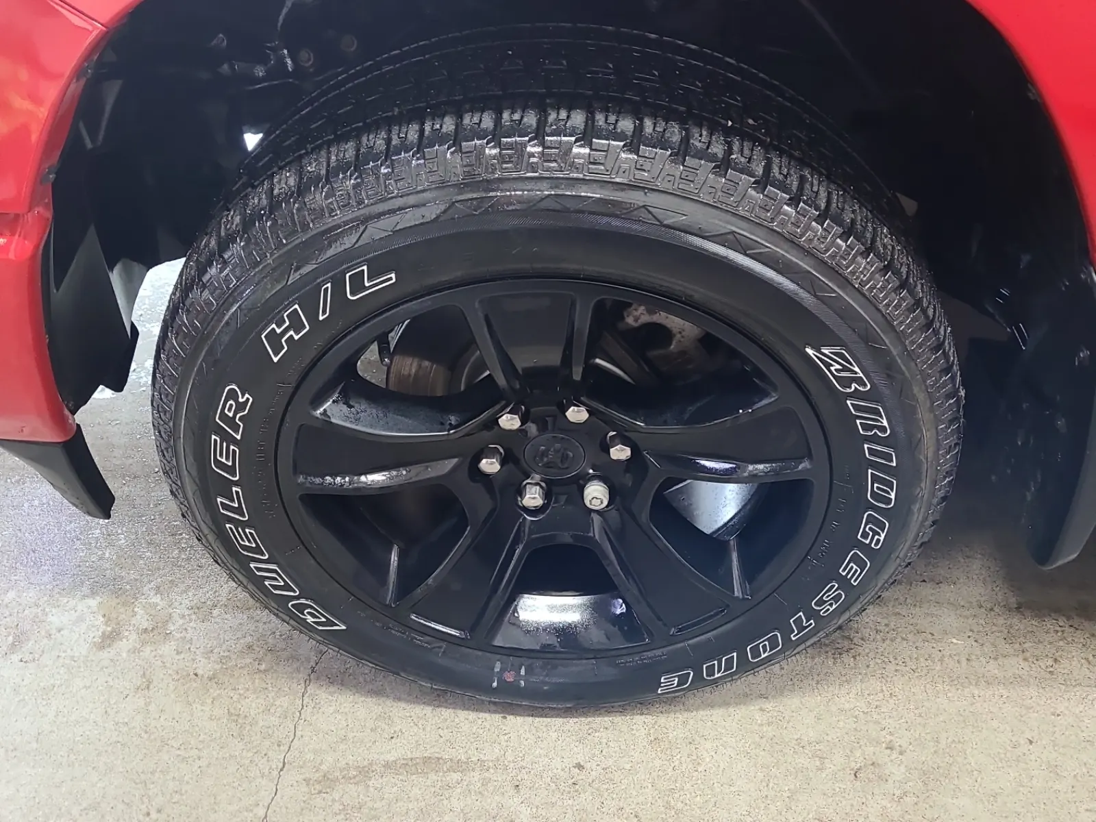 Front driver wheel/tire photo
