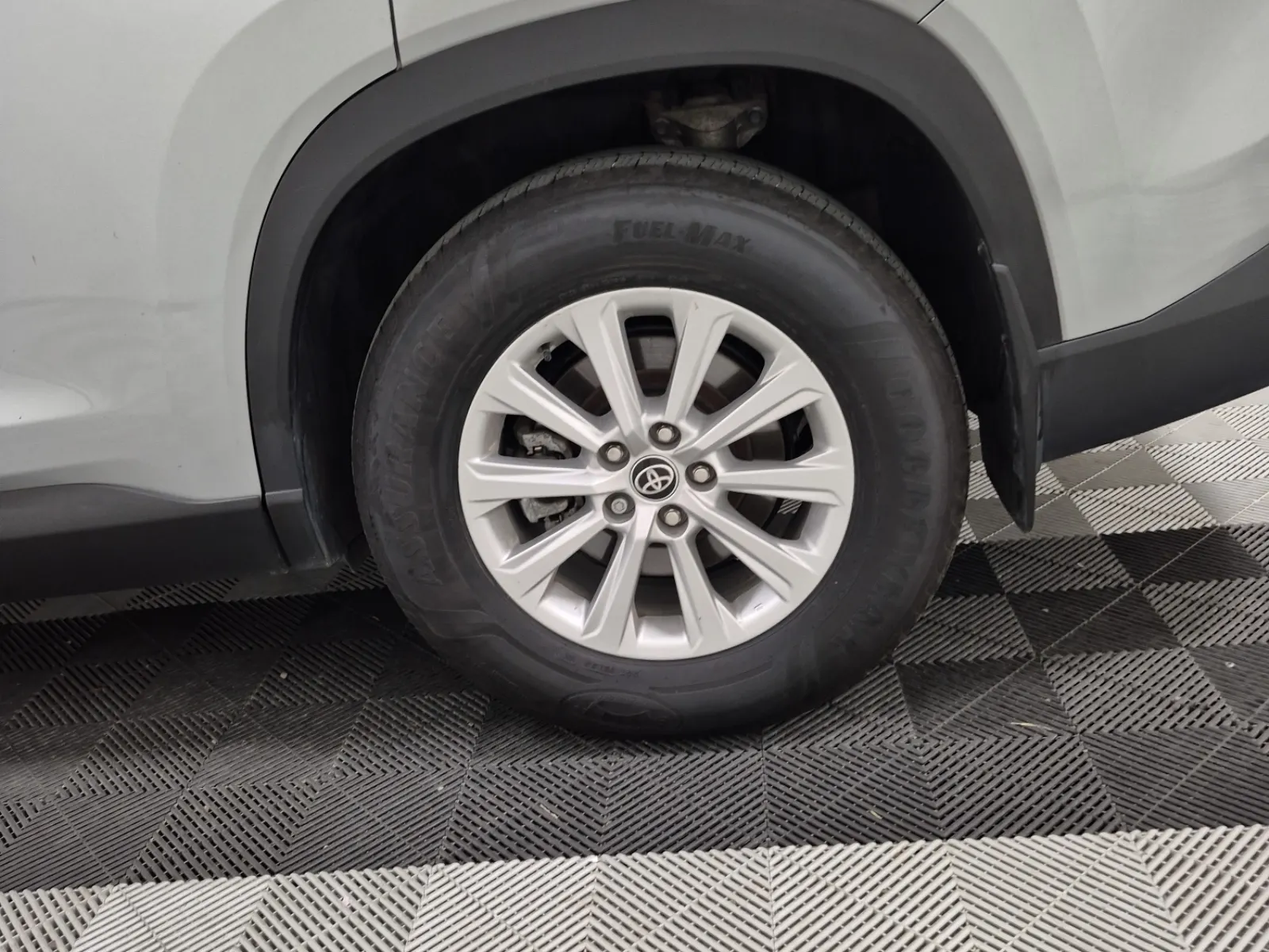 Left Rear Wheel/Tire Photo