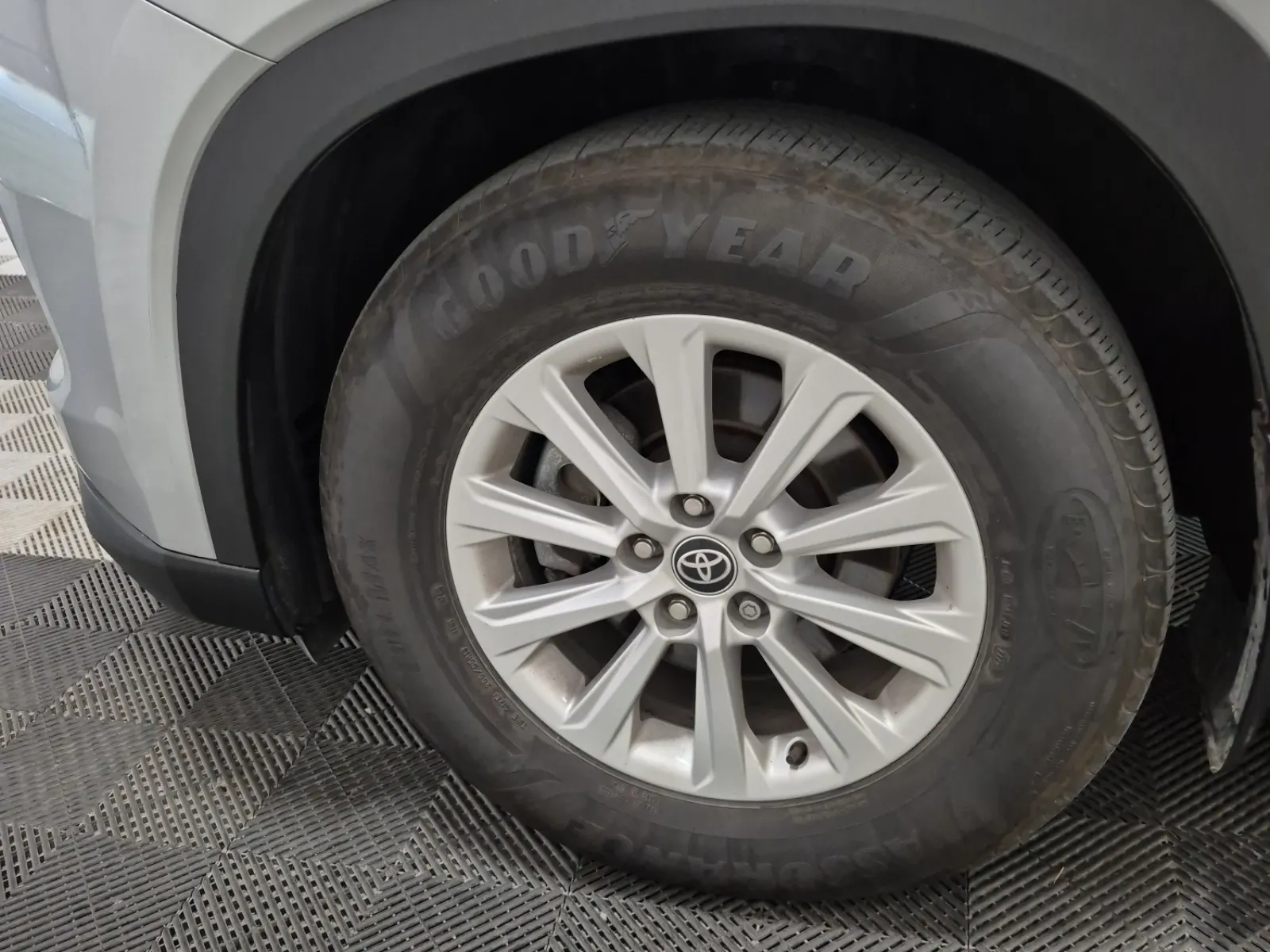 Front driver wheel/tire photo
