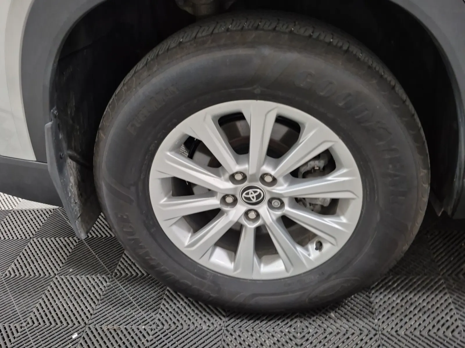 Right Rear Wheel/Tire Photo