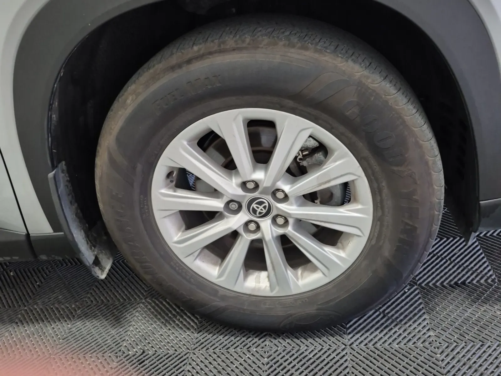 Right Front Wheel/Tire Photo