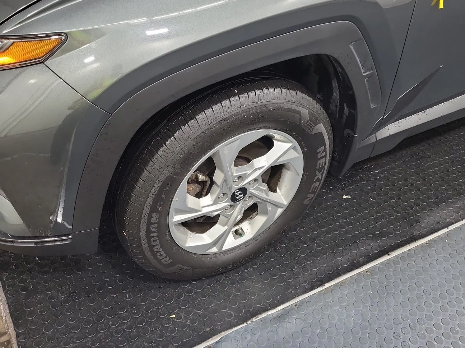 Front driver wheel/tire photo