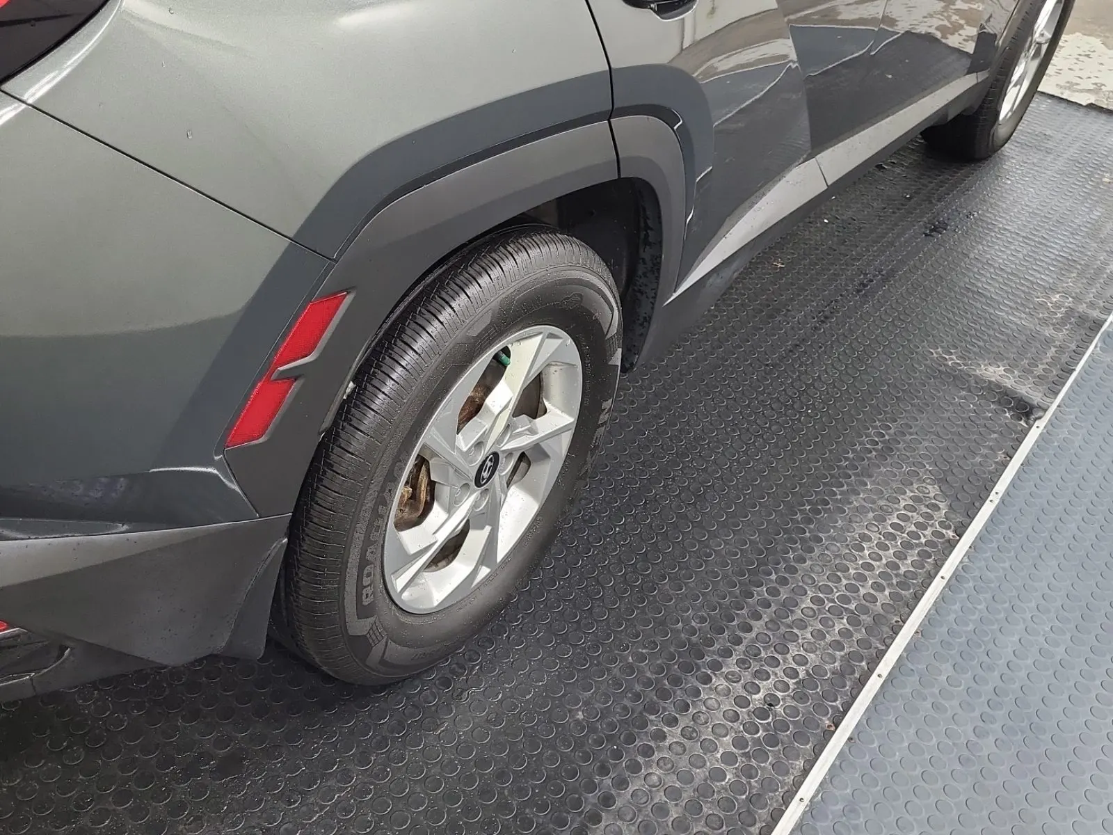 Right Rear Wheel/Tire Photo