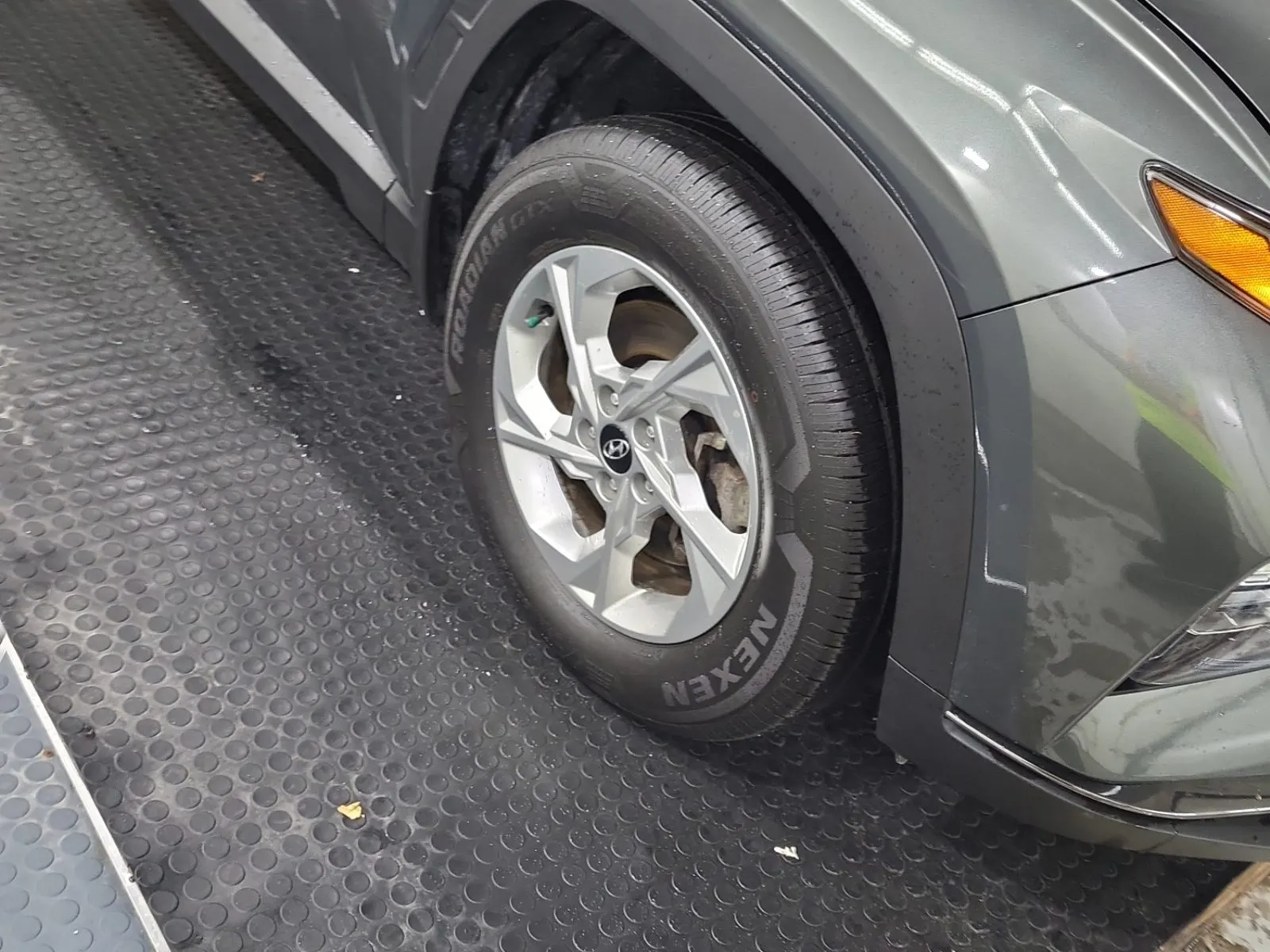 Right Front Wheel/Tire Photo