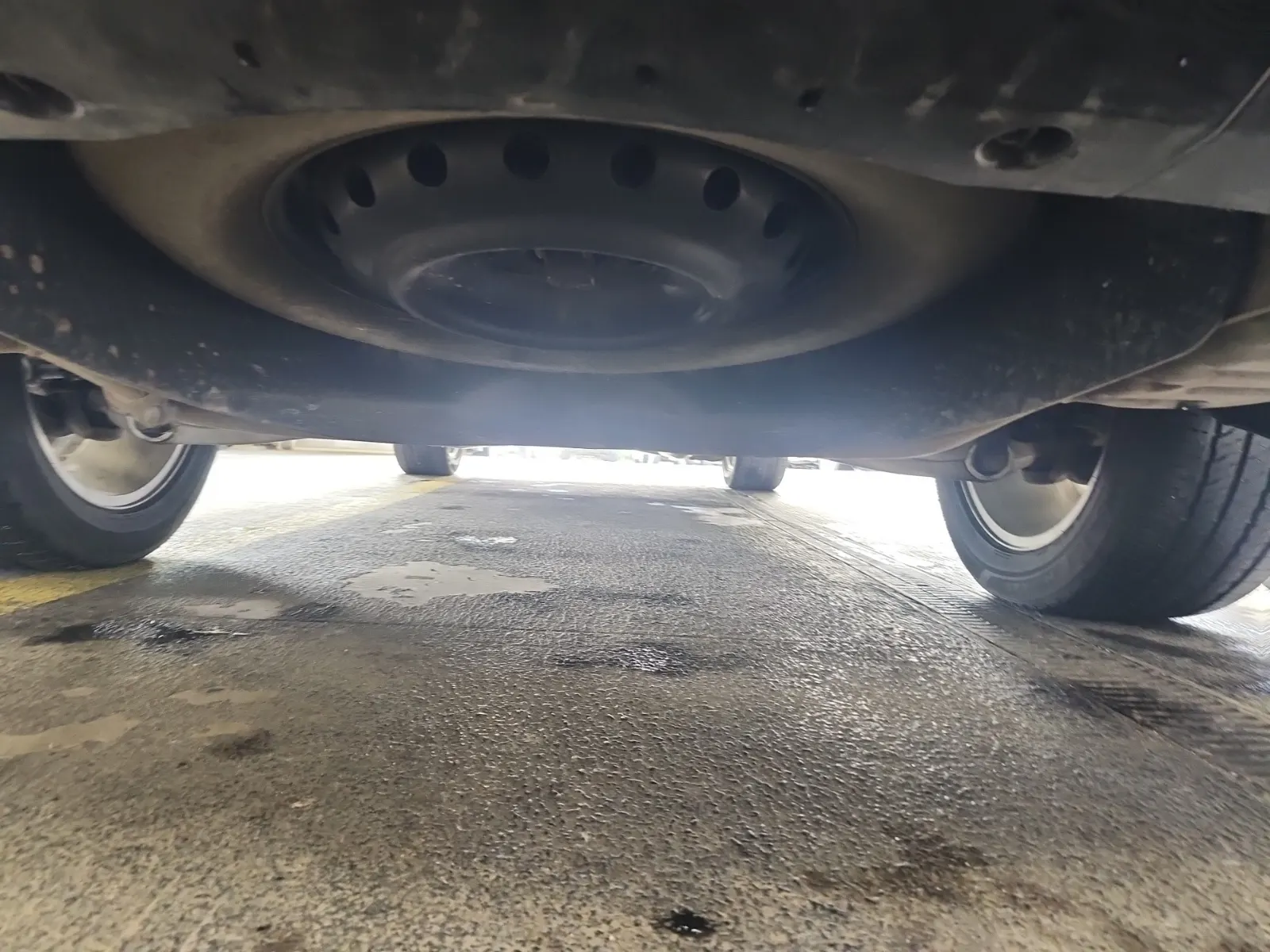 Undercarriage - Rear Photo
