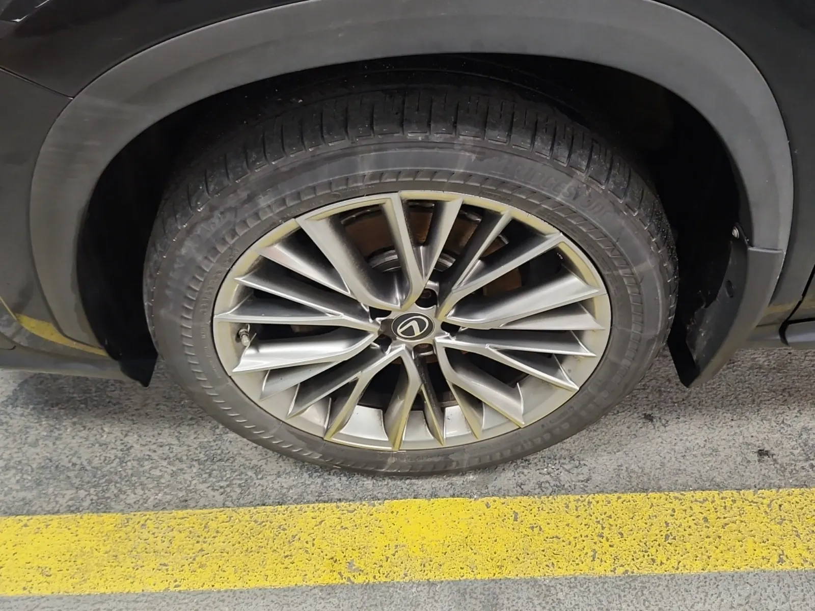Front driver wheel/tire photo