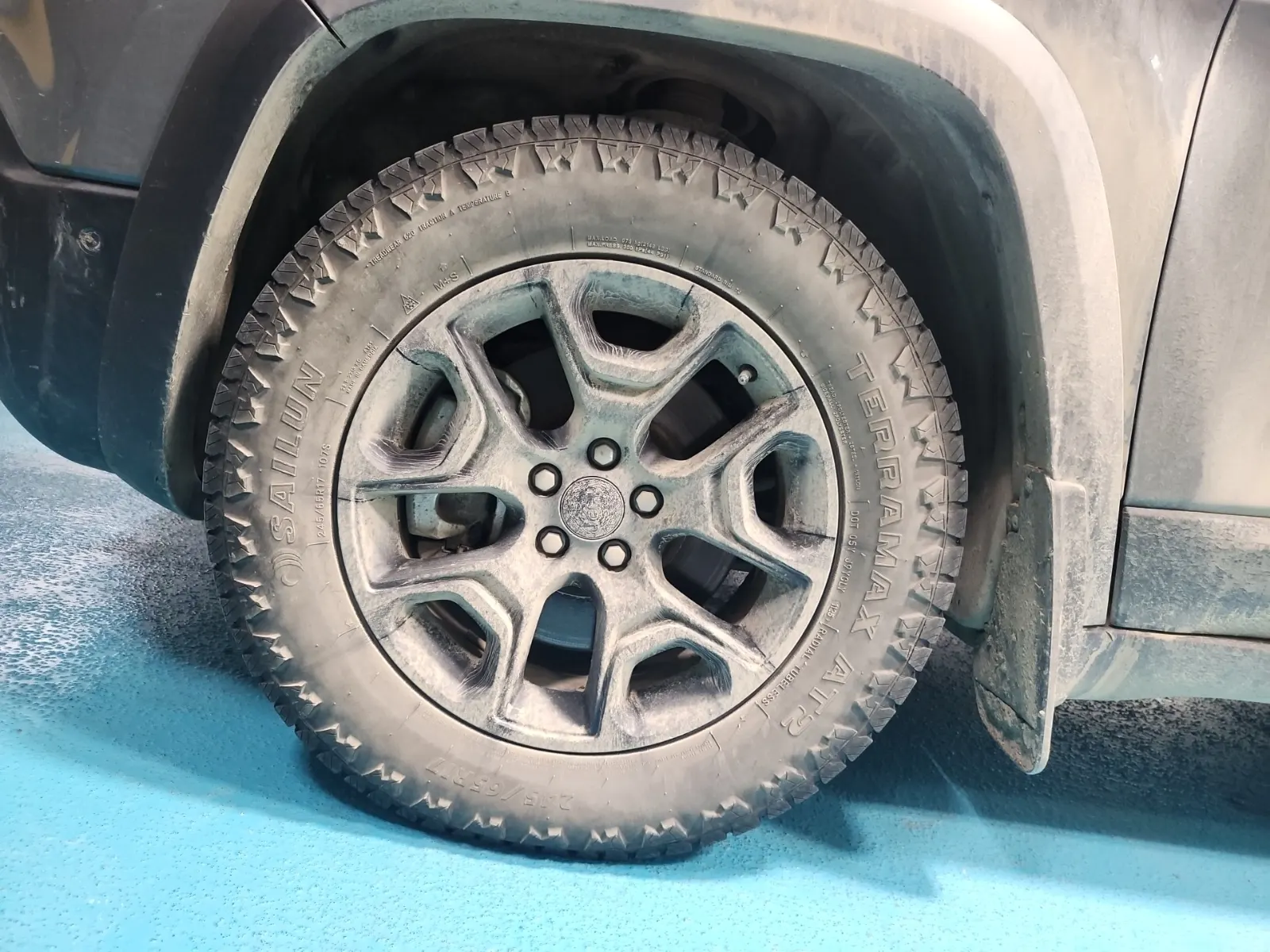 Front driver wheel/tire photo
