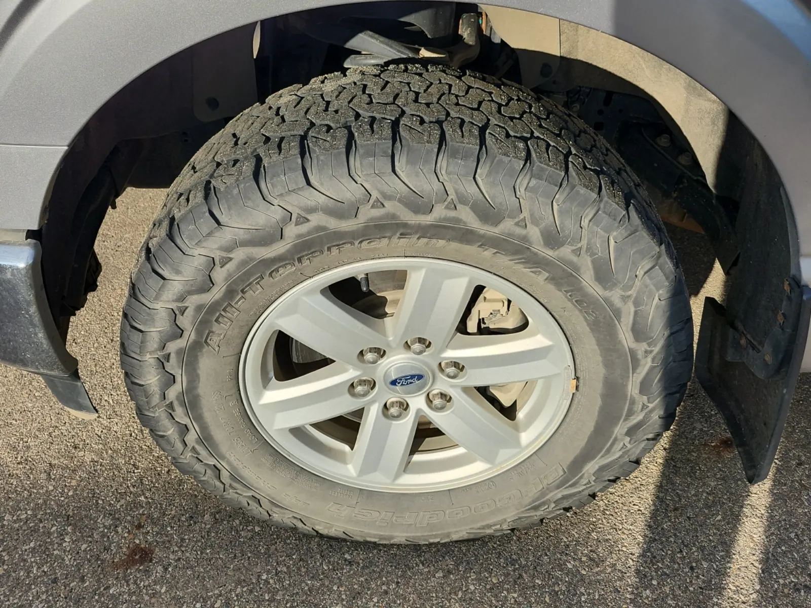 Front driver wheel/tire photo