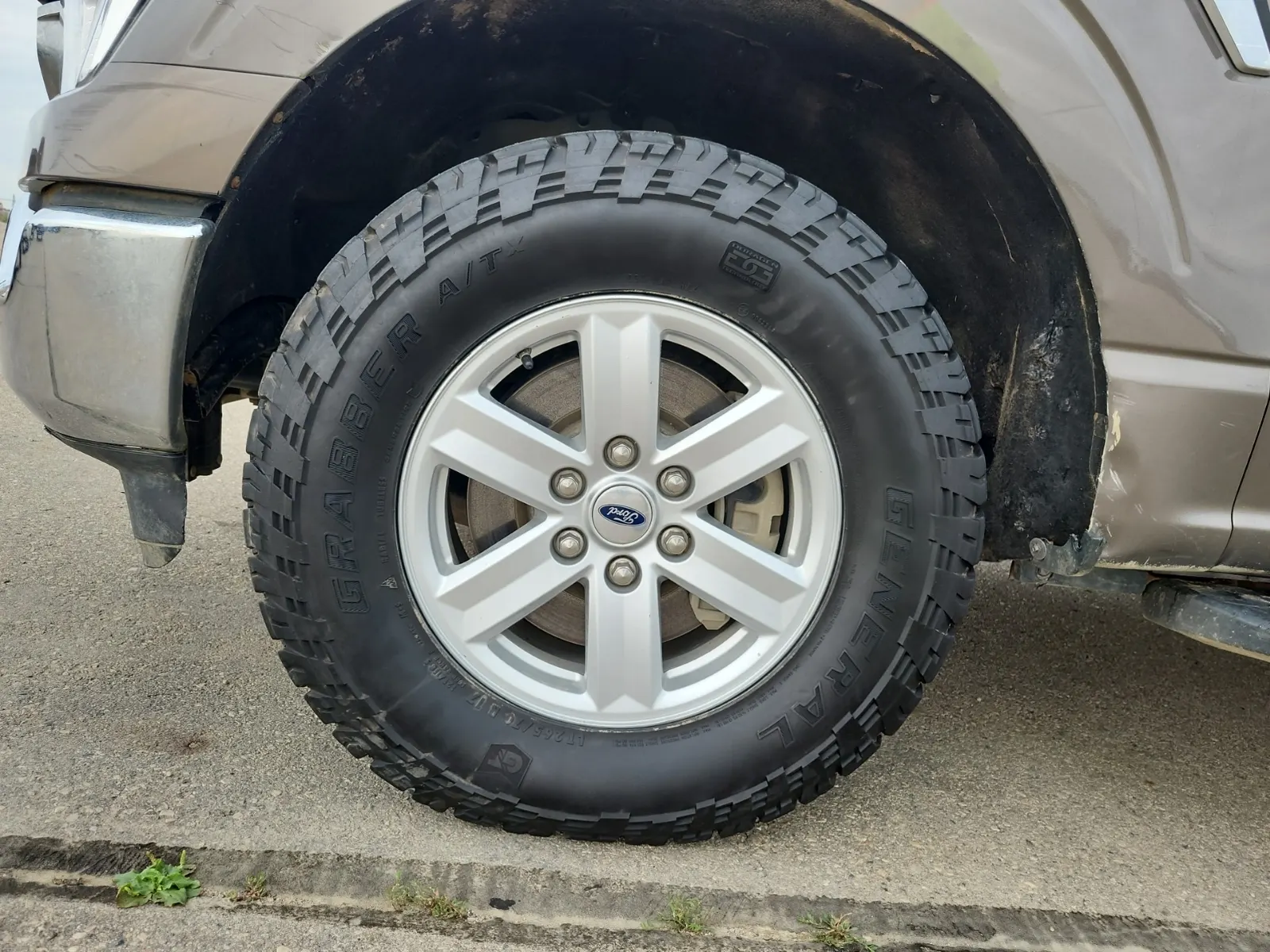 Front driver wheel/tire photo