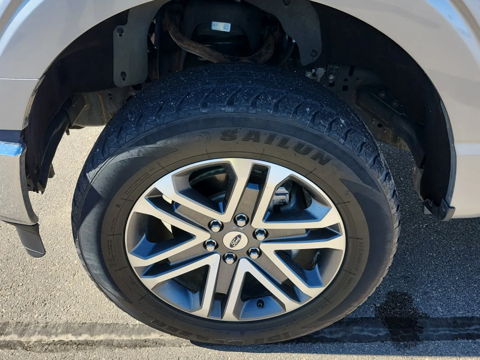 Front driver wheel/tire photo