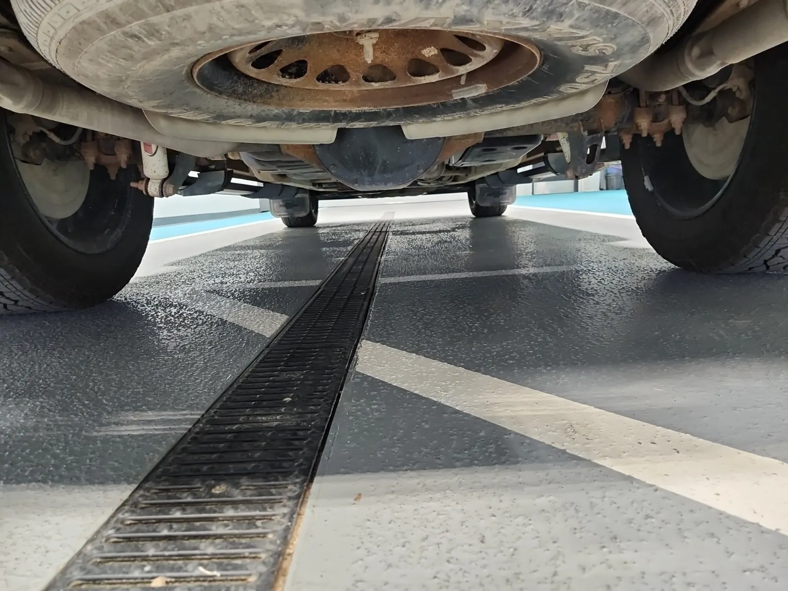 Undercarriage - Rear Photo