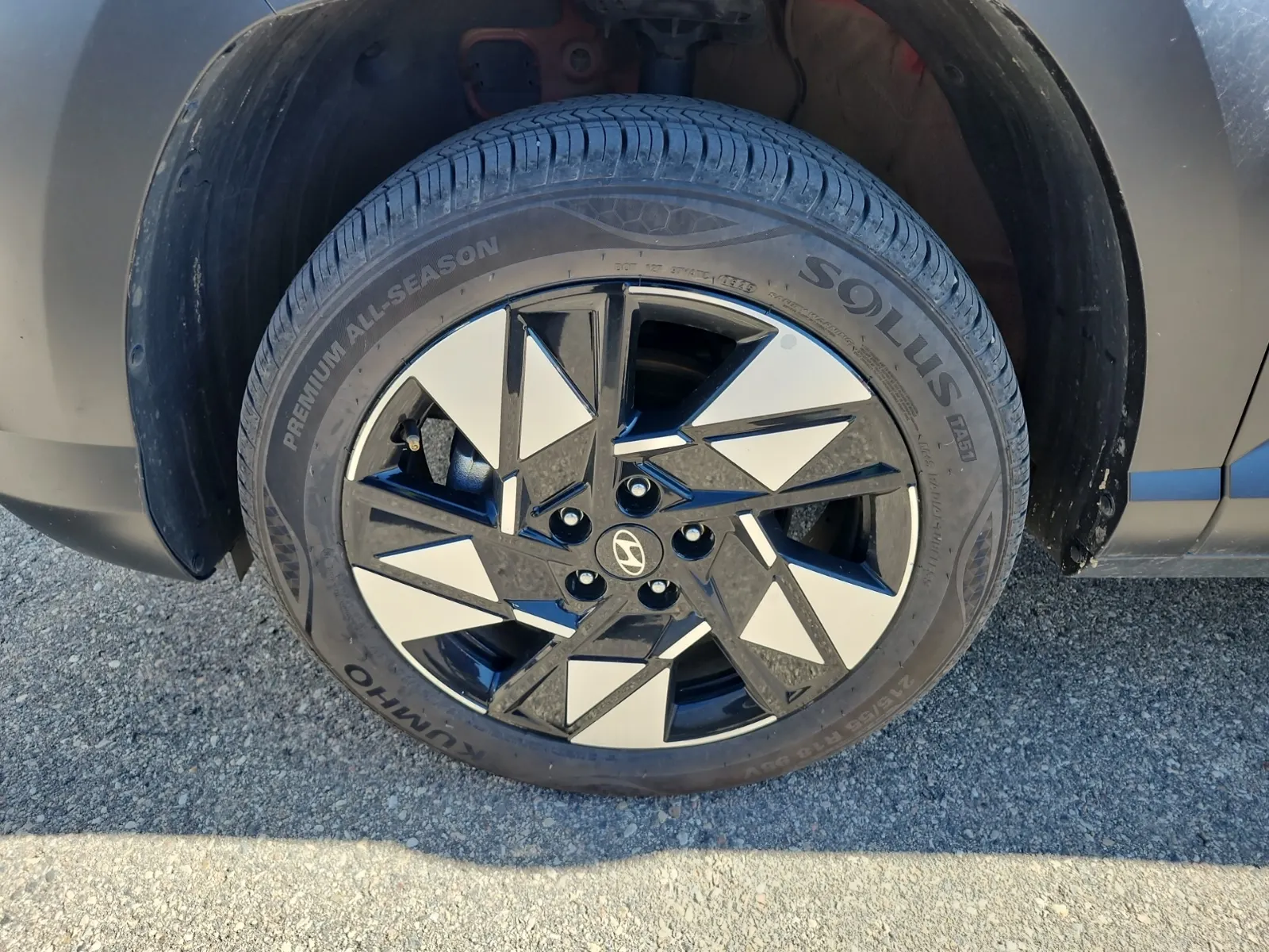 Front driver wheel/tire photo