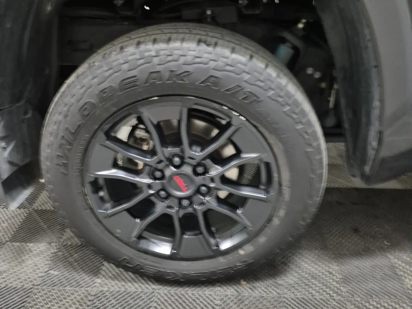 Right Rear Wheel/Tire Photo