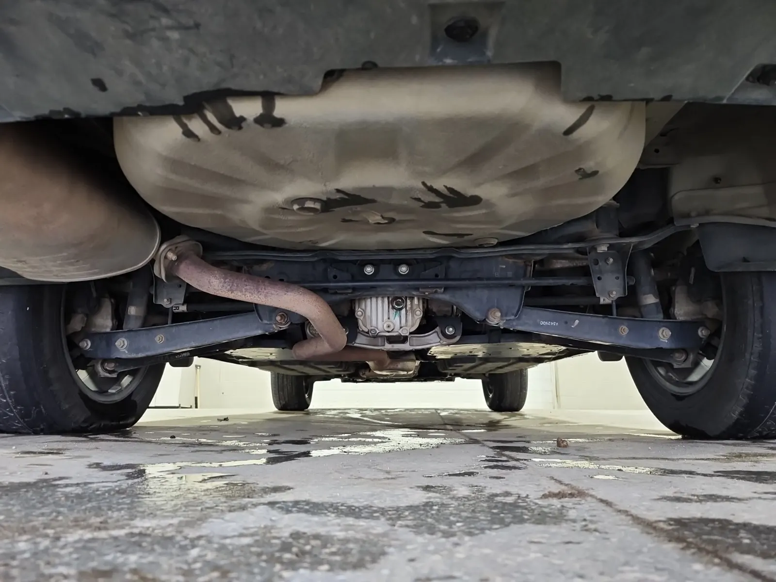 Undercarriage - Rear Photo