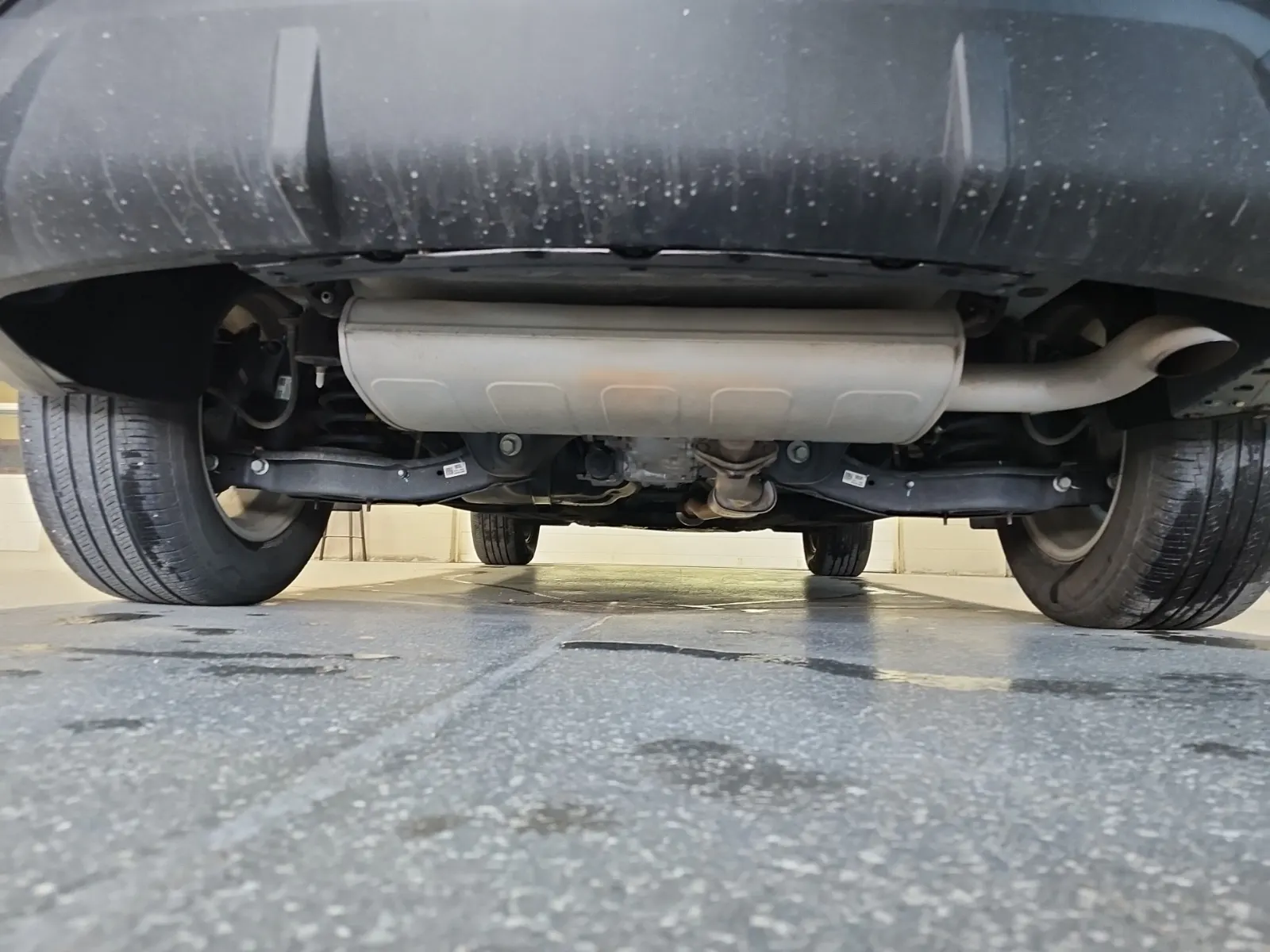 Undercarriage - Rear Photo