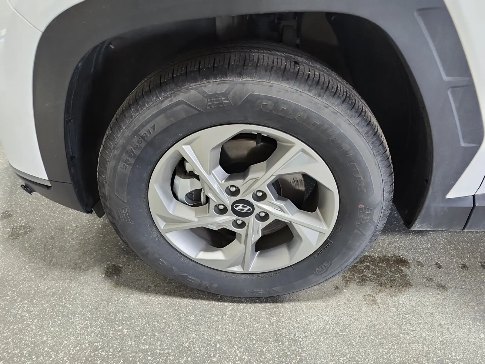 Front driver wheel/tire photo