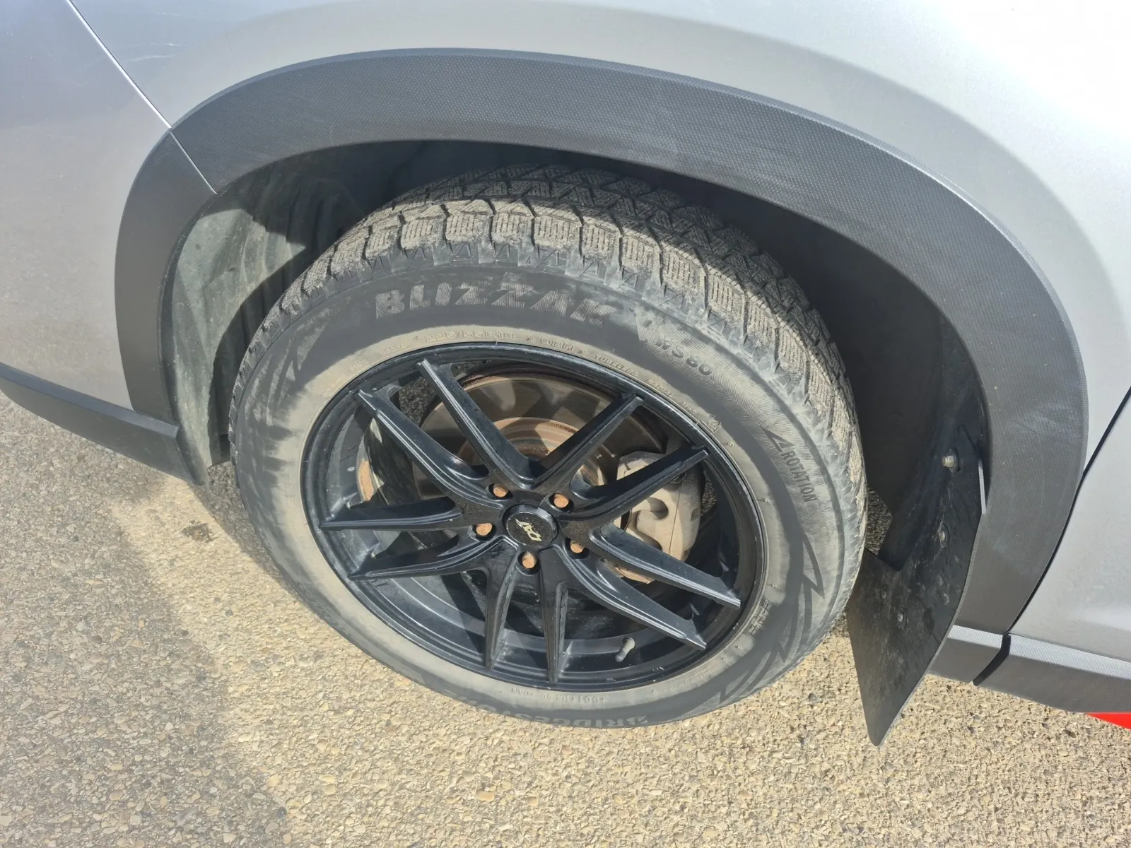 Front driver wheel/tire photo