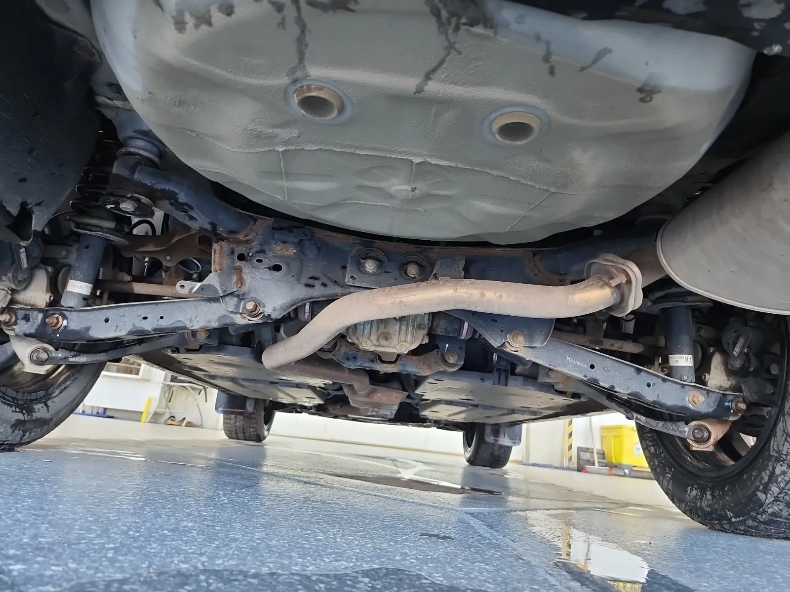 Undercarriage - Rear Photo