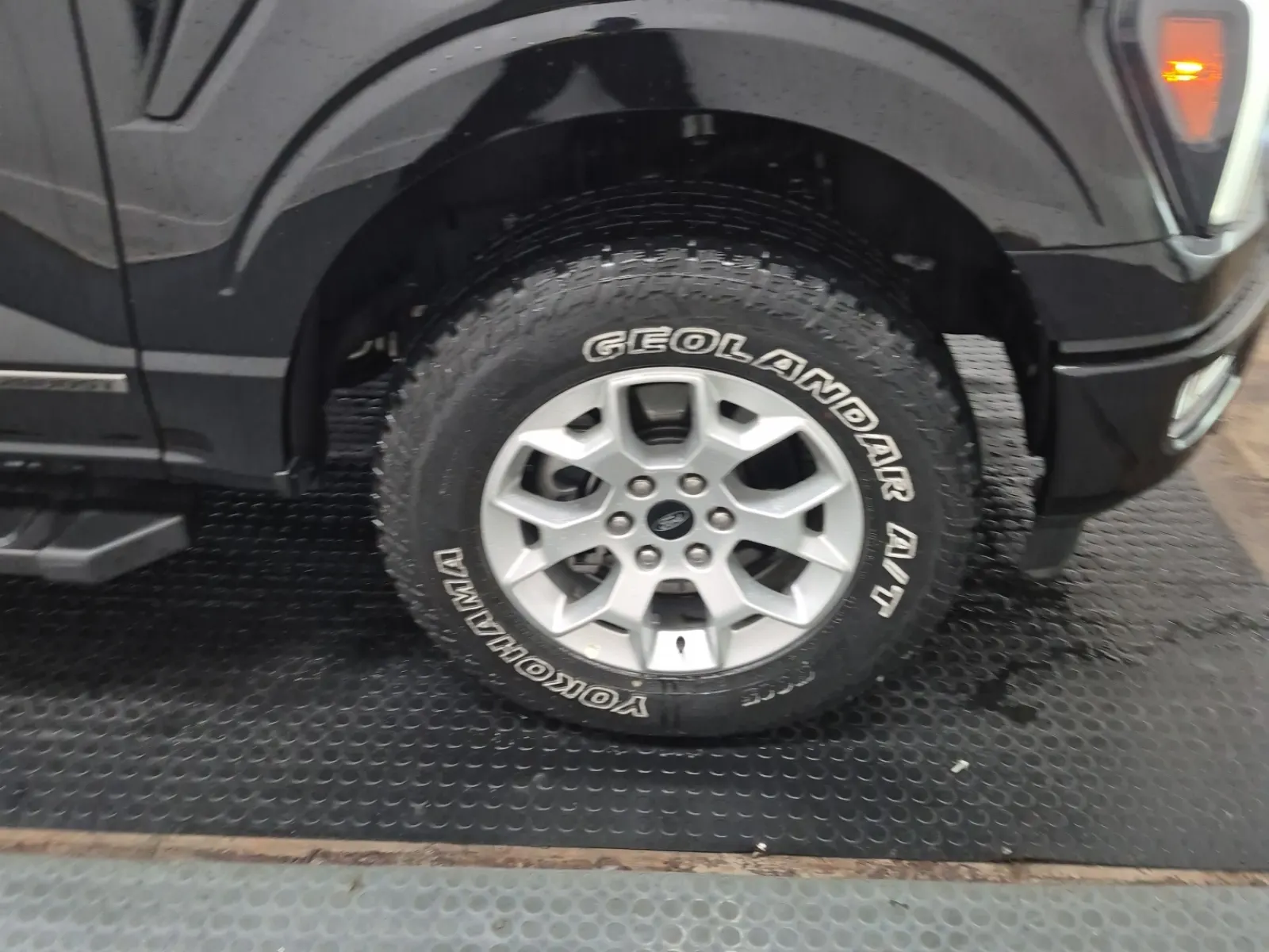 Right Front Wheel/Tire Photo