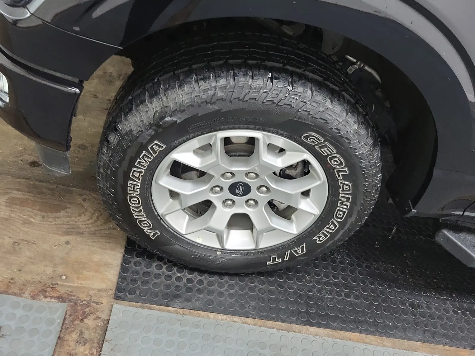 Front driver wheel/tire photo