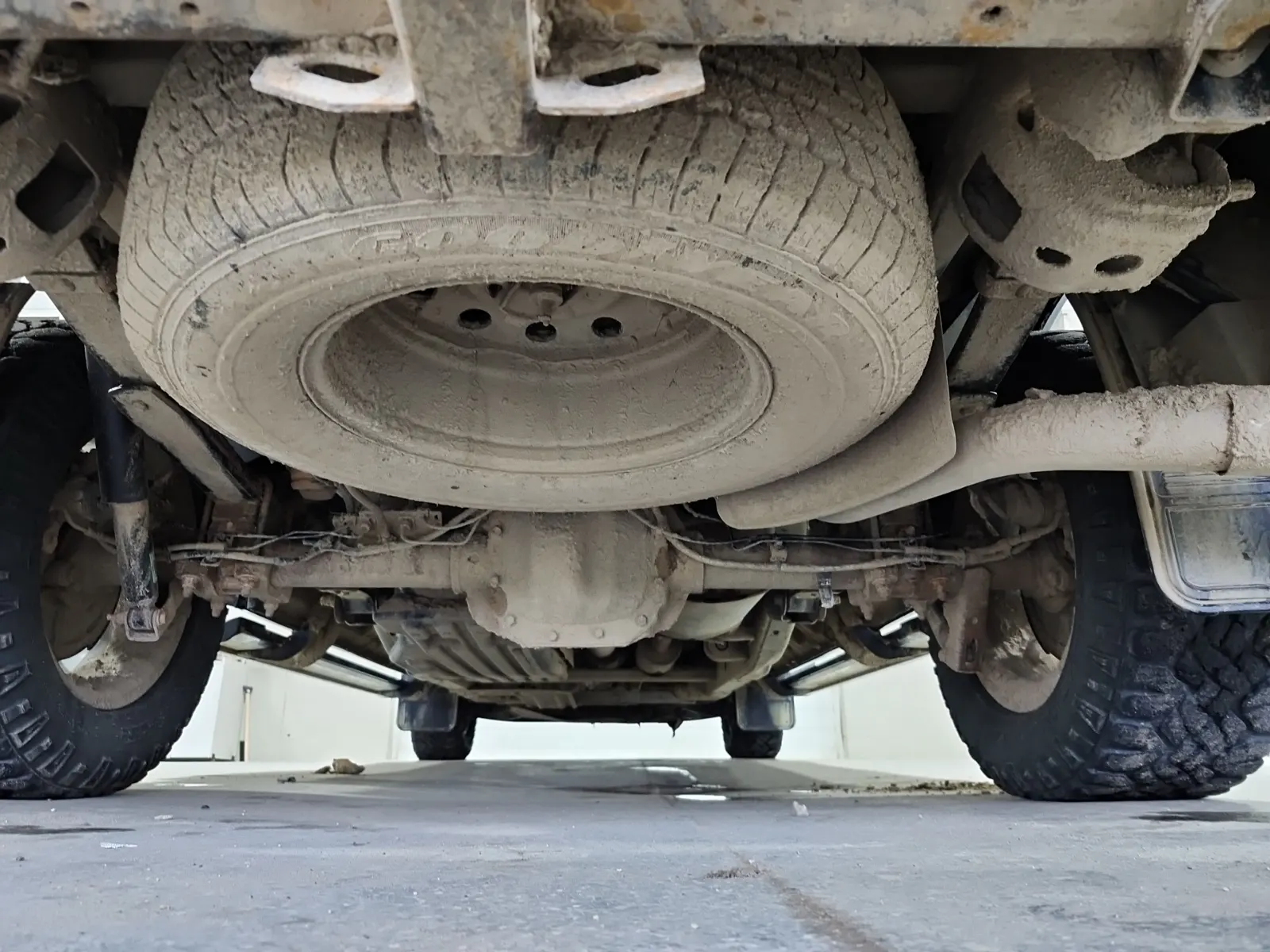 Undercarriage - Rear Photo
