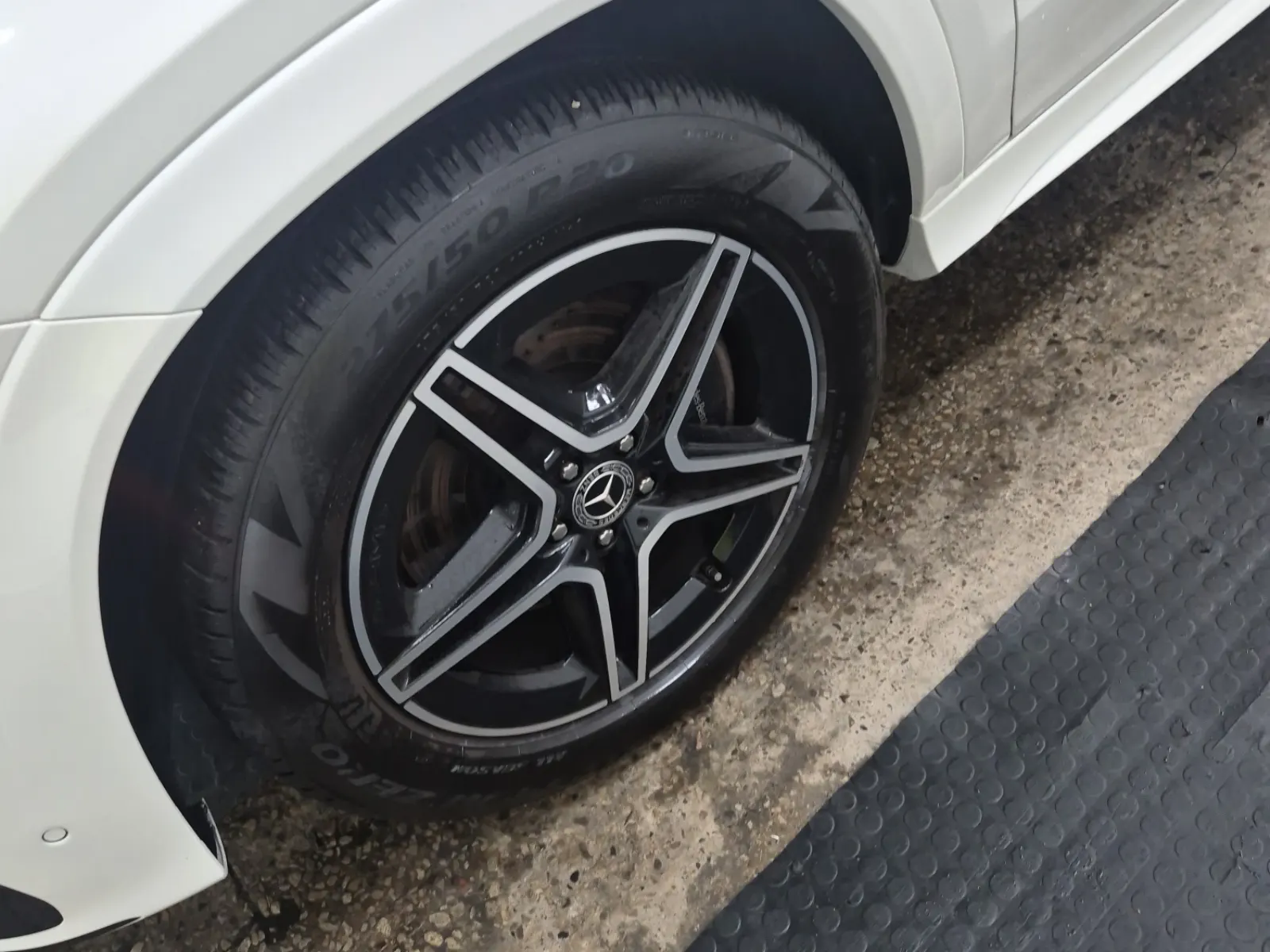 Front driver wheel/tire photo