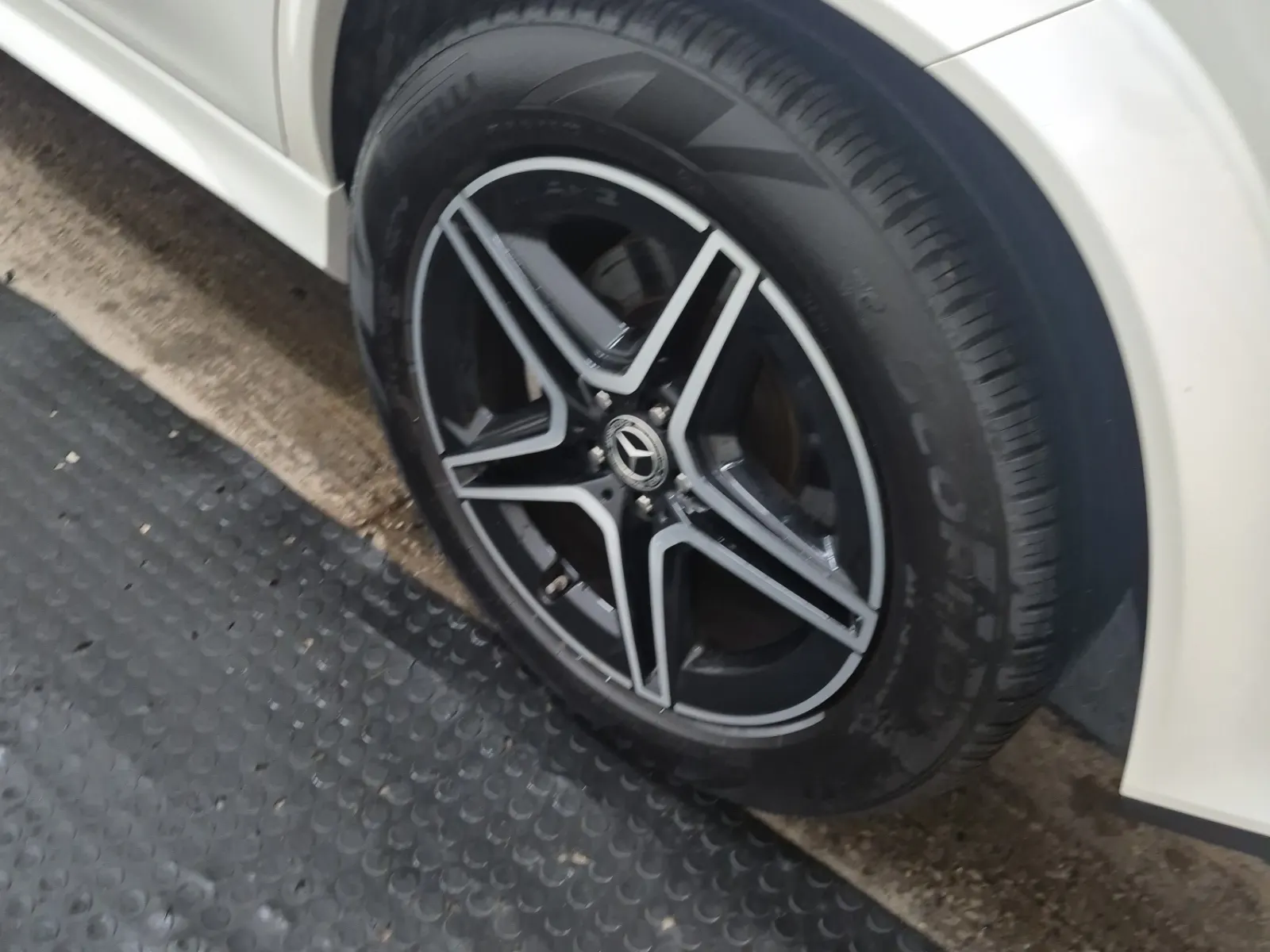 Left Rear Wheel/Tire Photo