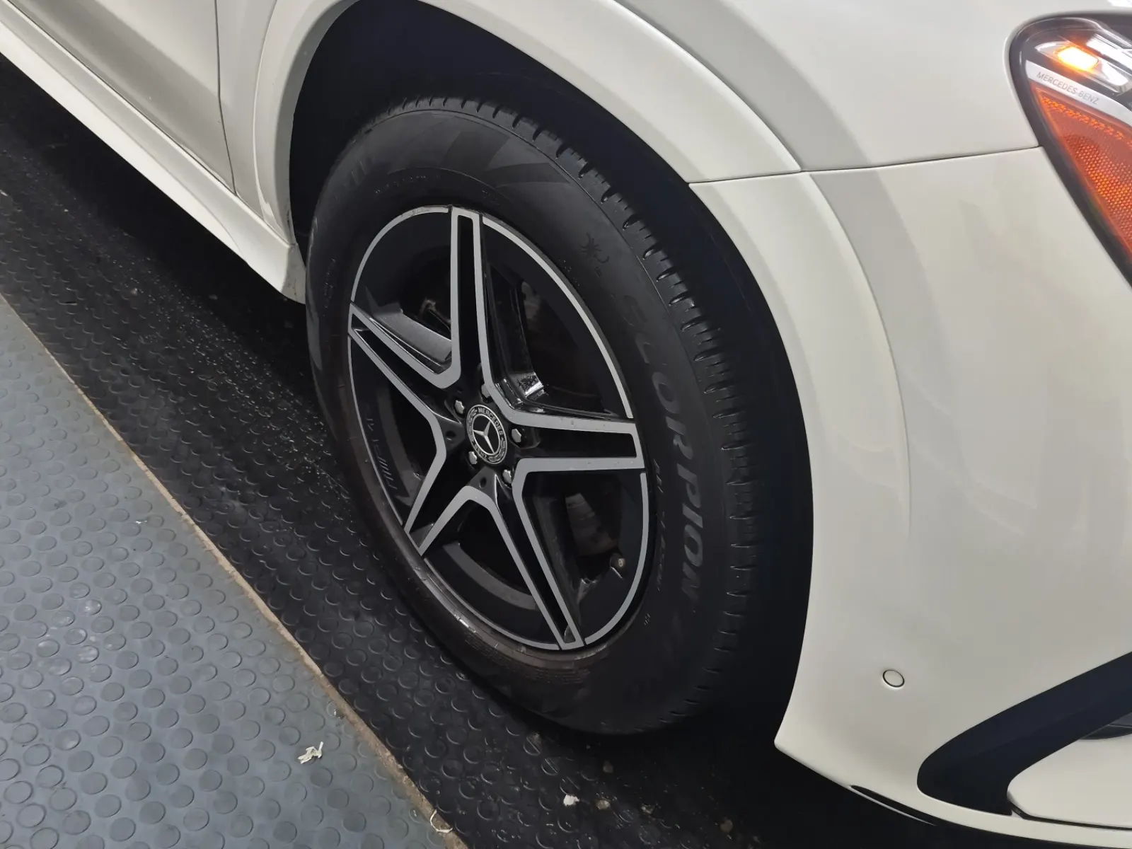 Right Front Wheel/Tire Photo