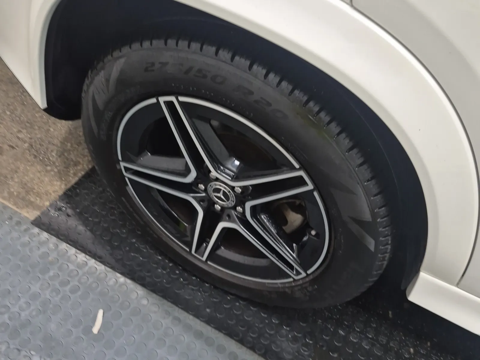 Right Rear Wheel/Tire Photo