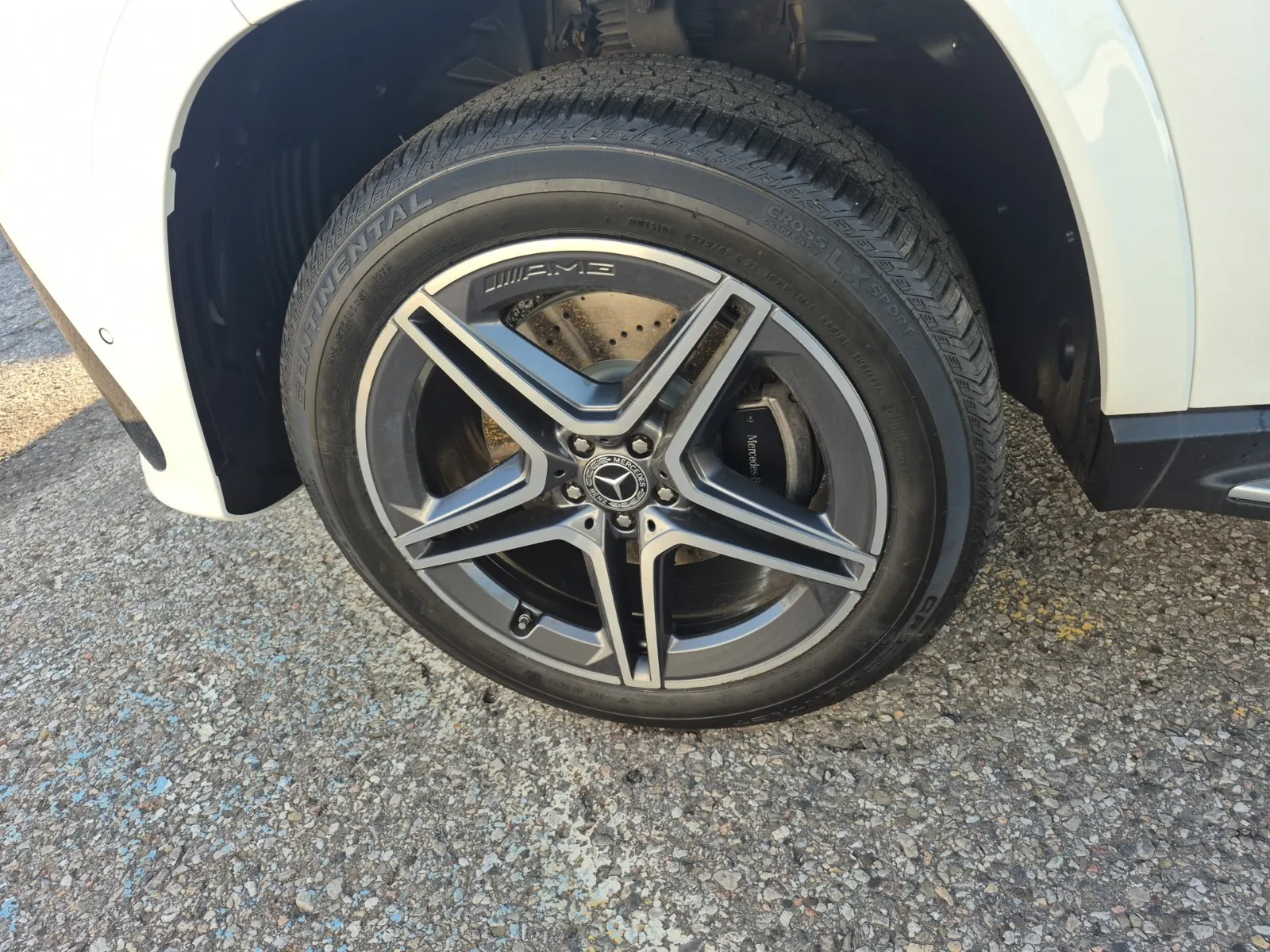 Front driver wheel/tire photo