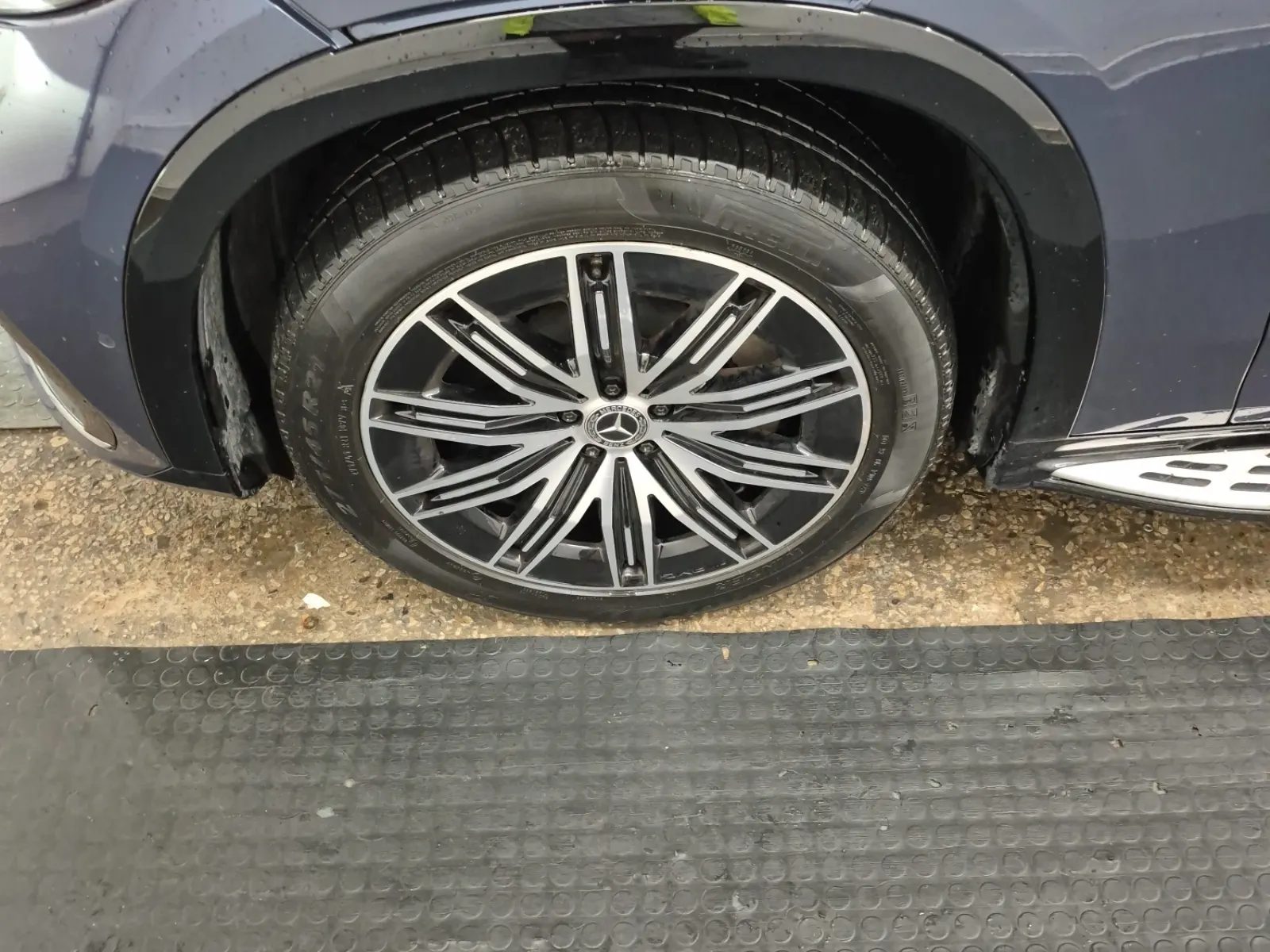 Front driver wheel/tire photo