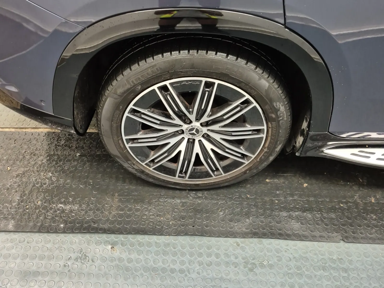Right Rear Wheel/Tire Photo