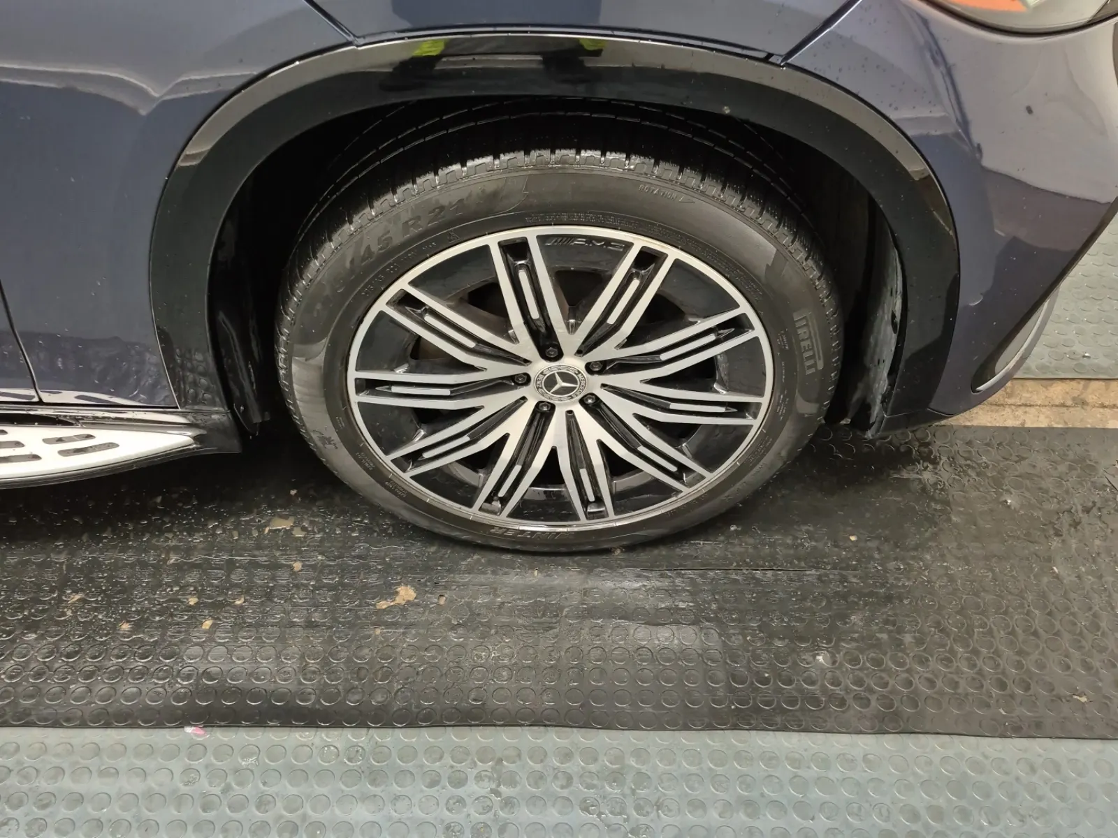 Right Front Wheel/Tire Photo