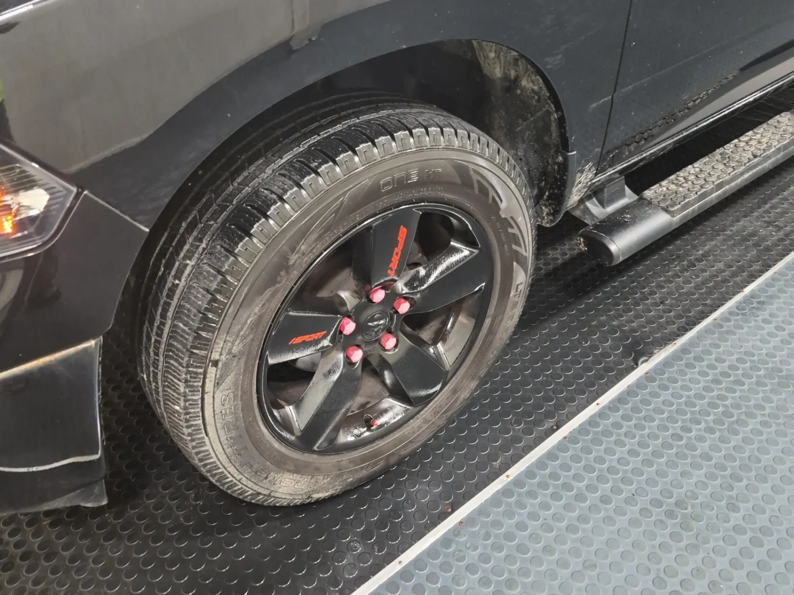 Front driver wheel/tire photo