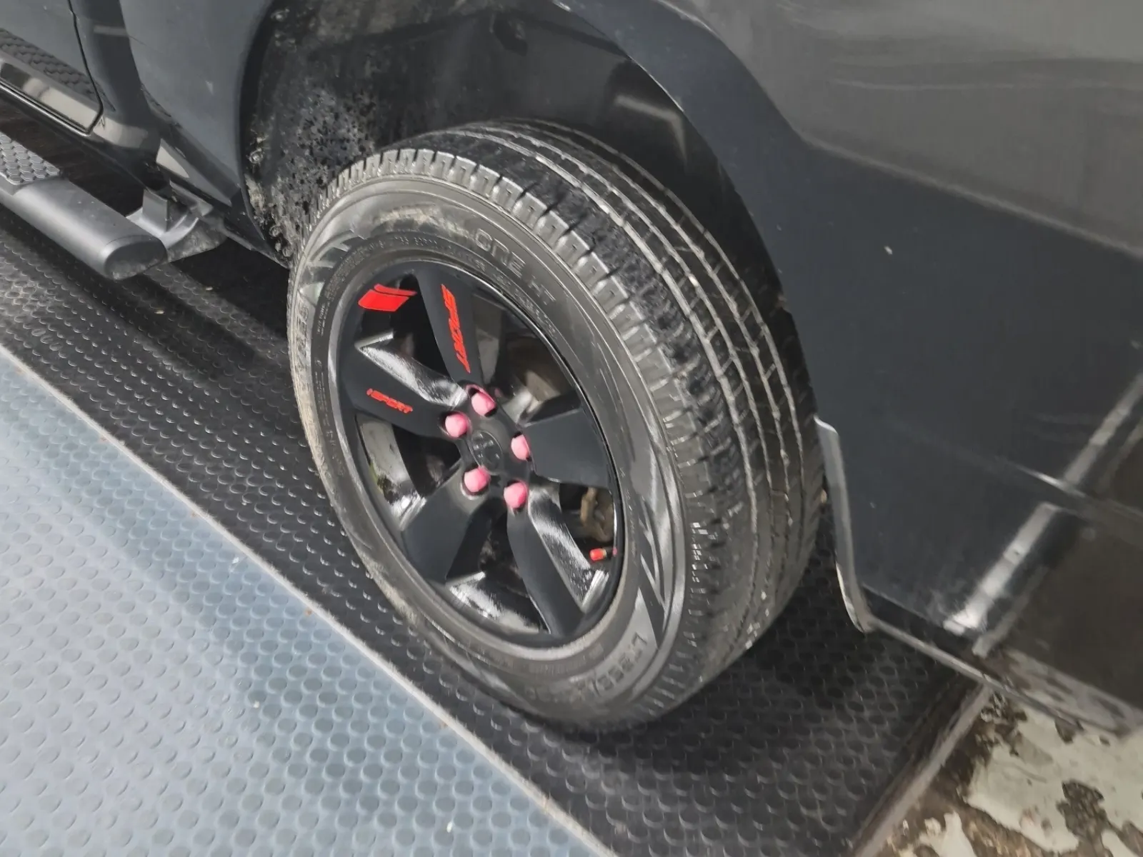 Left Rear Wheel/Tire Photo