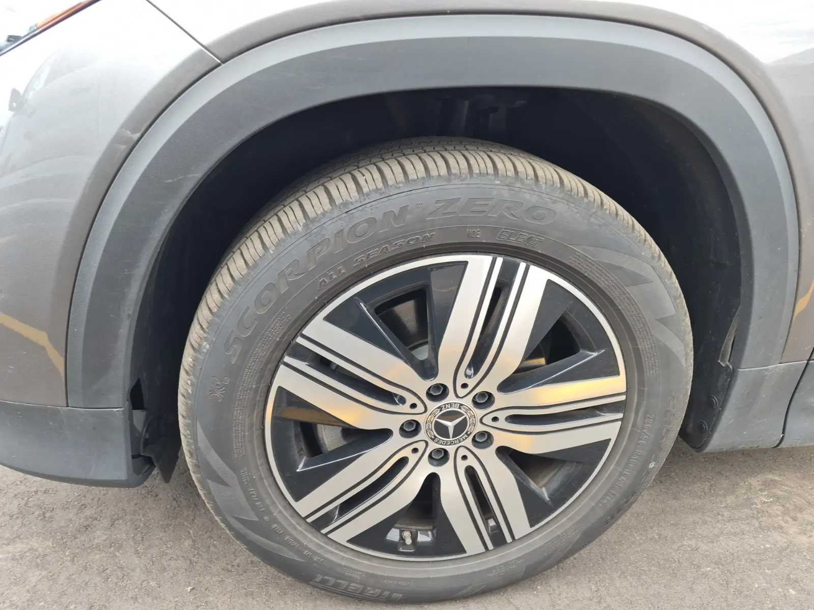 Front driver wheel/tire photo