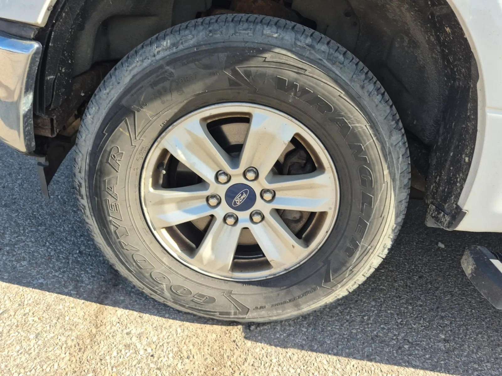 Front driver wheel/tire photo