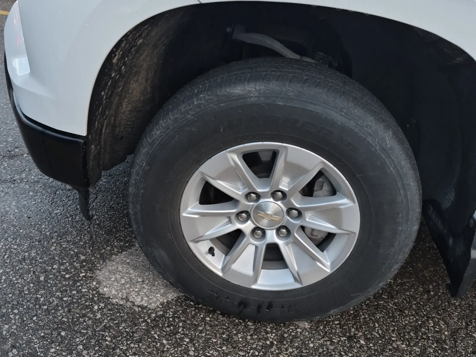 Front driver wheel/tire photo