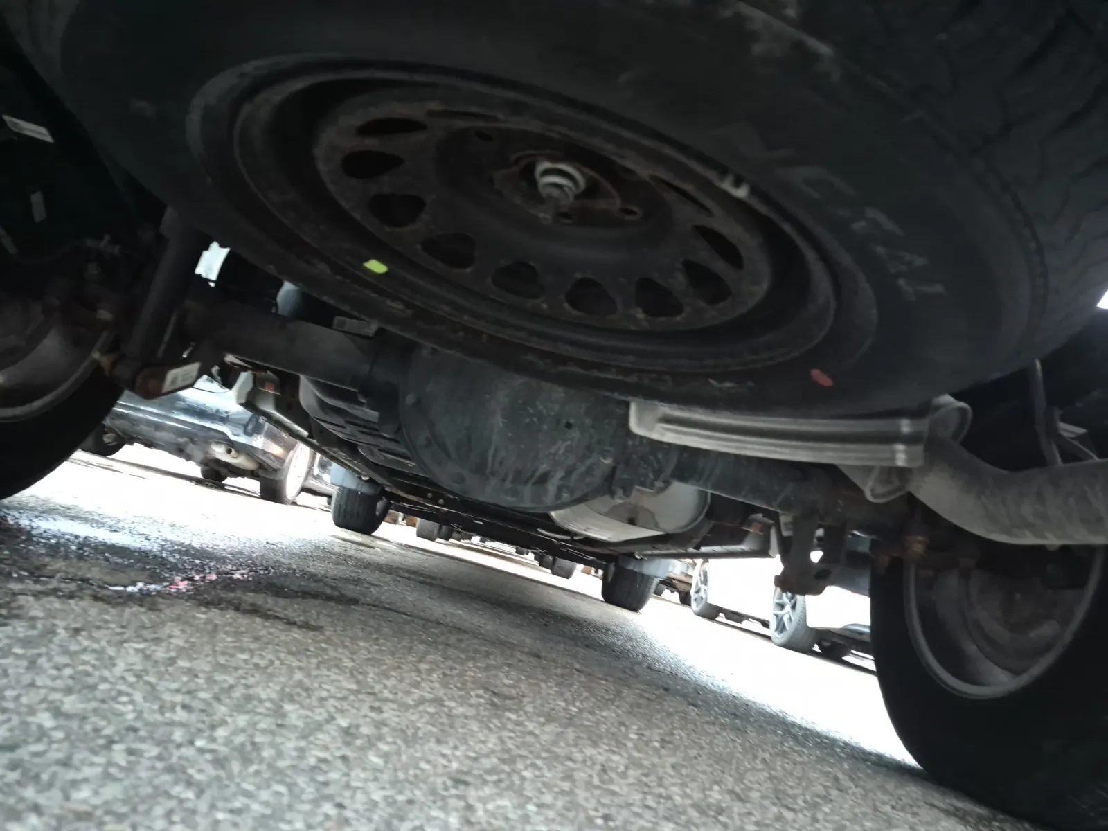 Undercarriage - Rear Photo