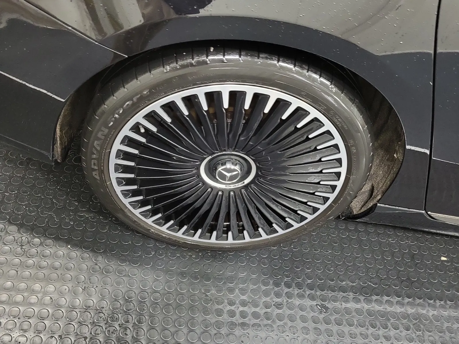 Right Rear Wheel/Tire Photo